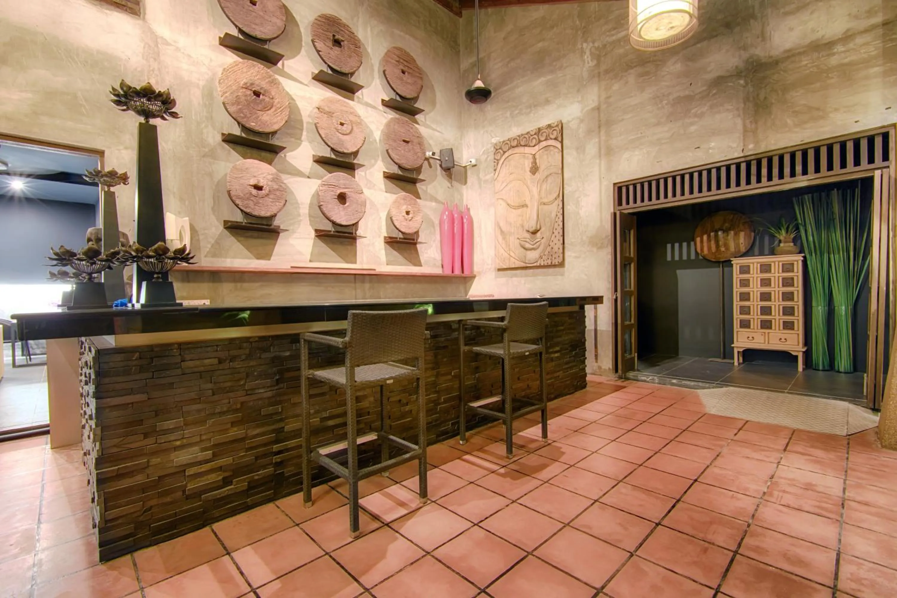 Restaurant/places to eat in Lot 33 Boutique Hotel