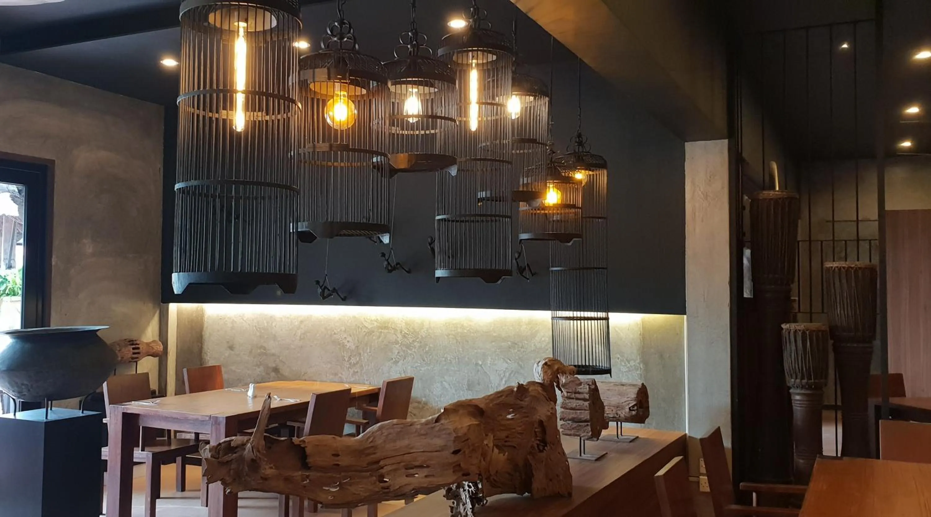 Restaurant/places to eat in Lot 33 Boutique Hotel