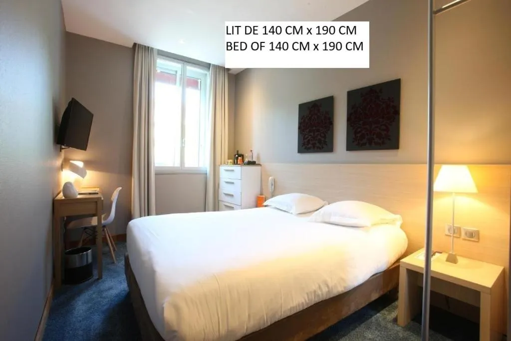 Bedroom, Bed in Hotel De France