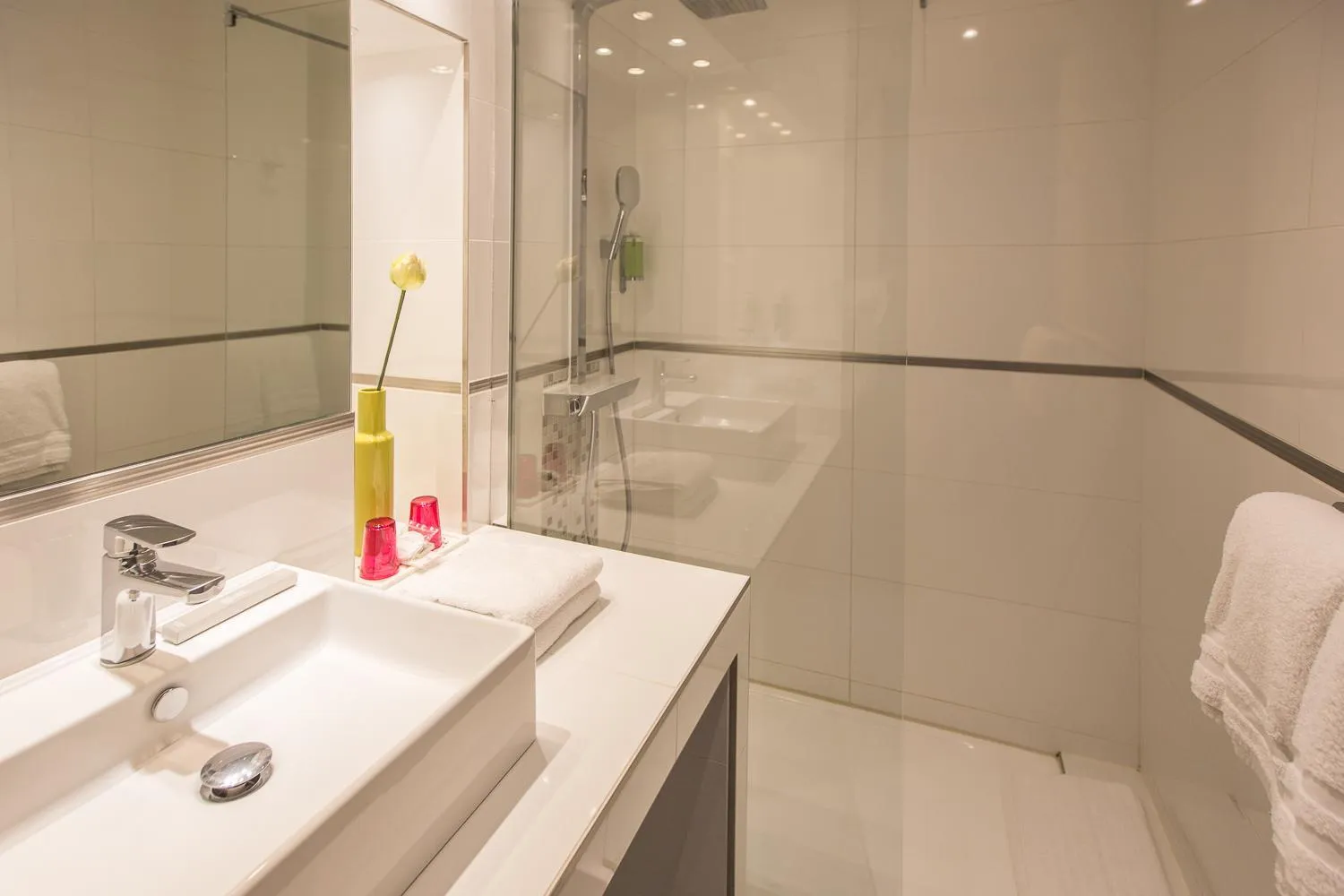 Bathroom in Hotel De France