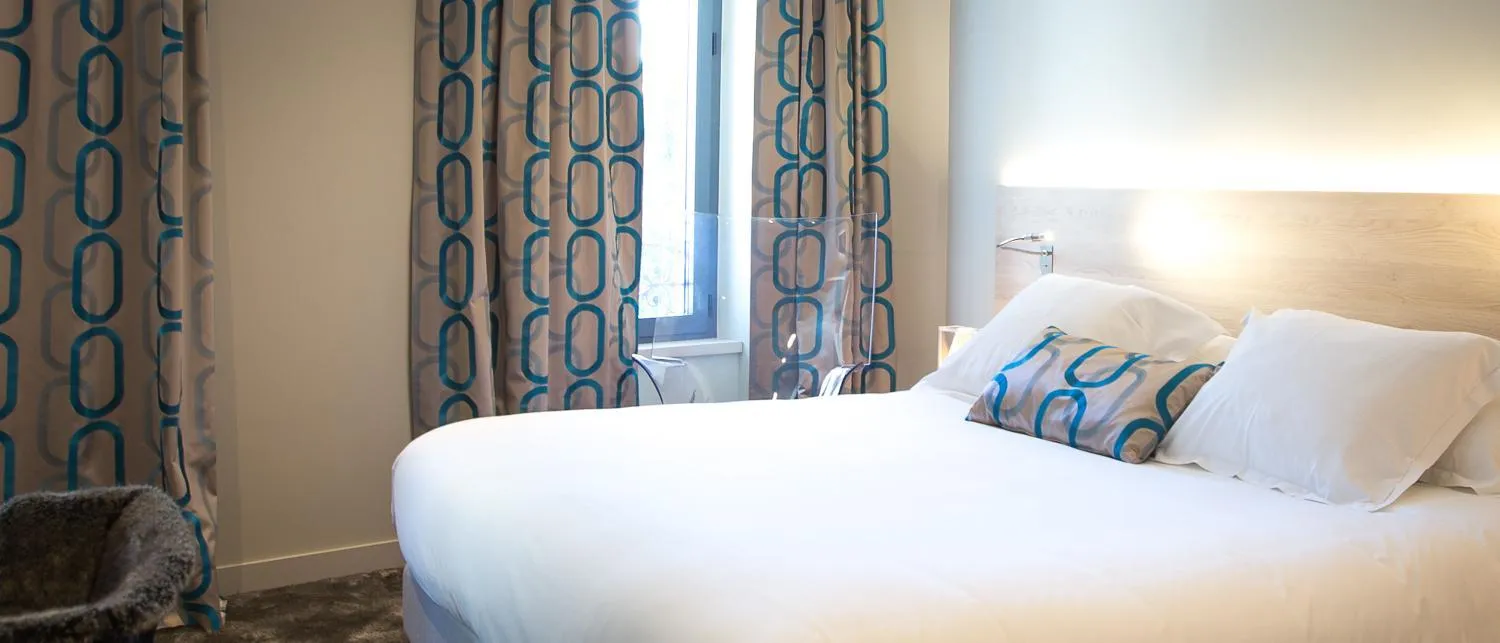 Bedroom, Bed in Hotel De France