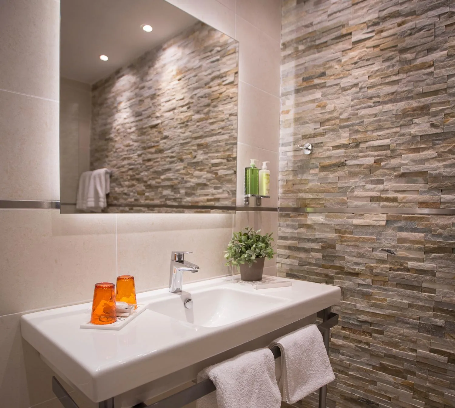 Bathroom in Hotel De France