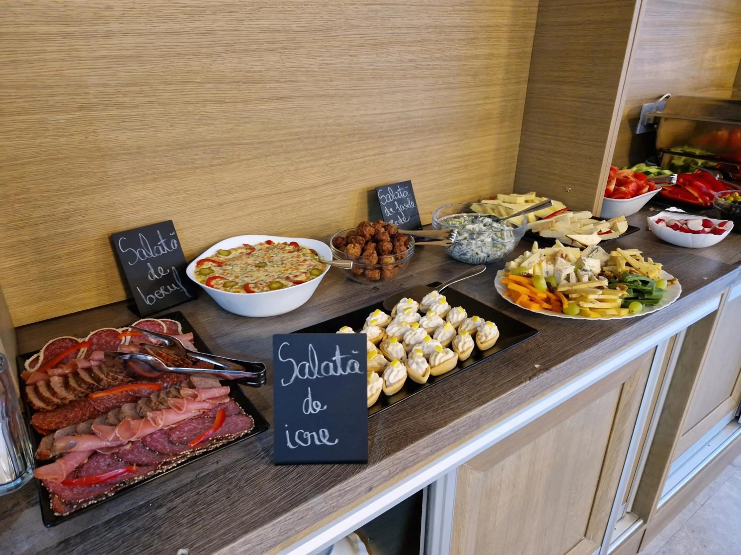 Buffet breakfast in New Wolf