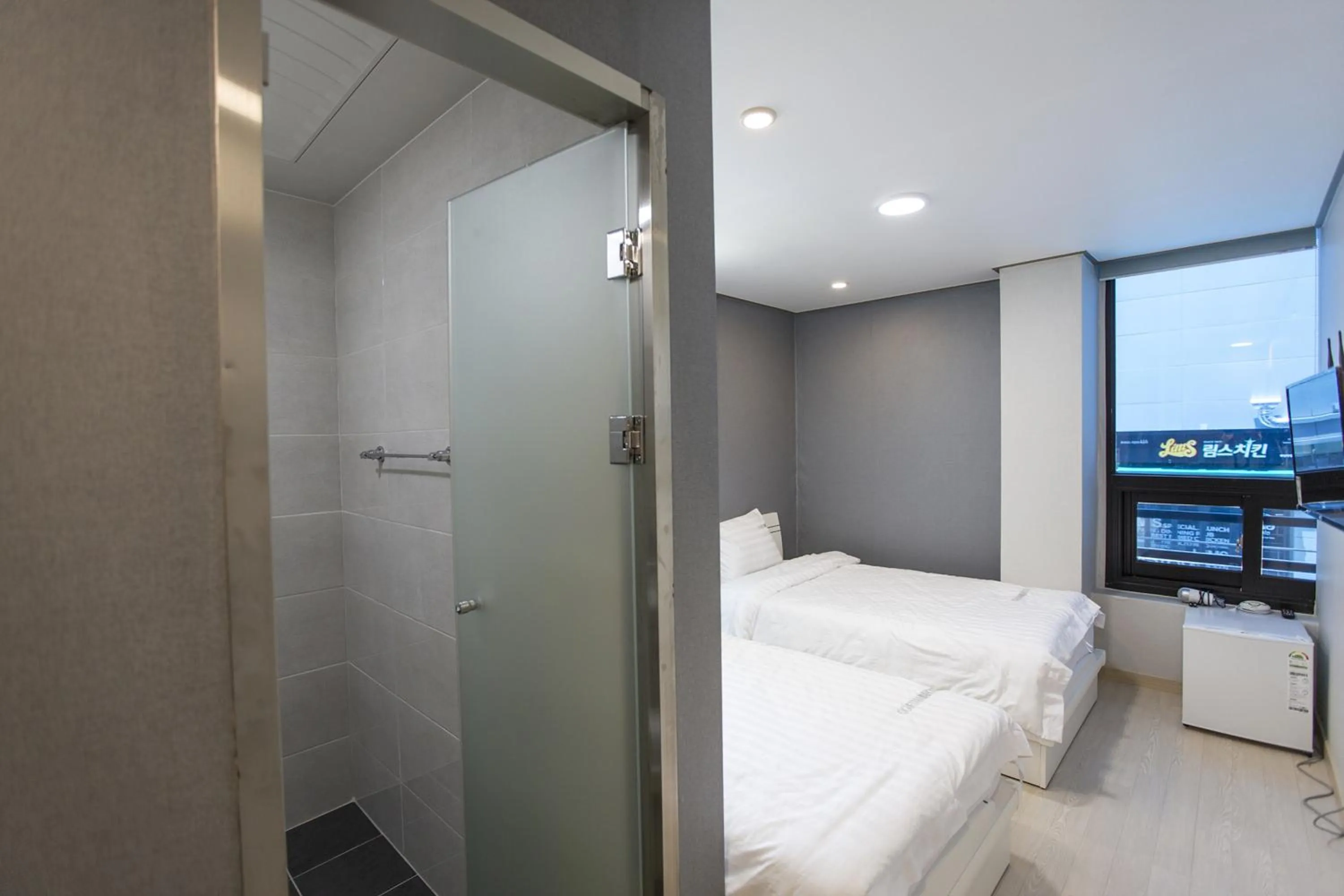 Shower, Bed in O'guest in Haeundae