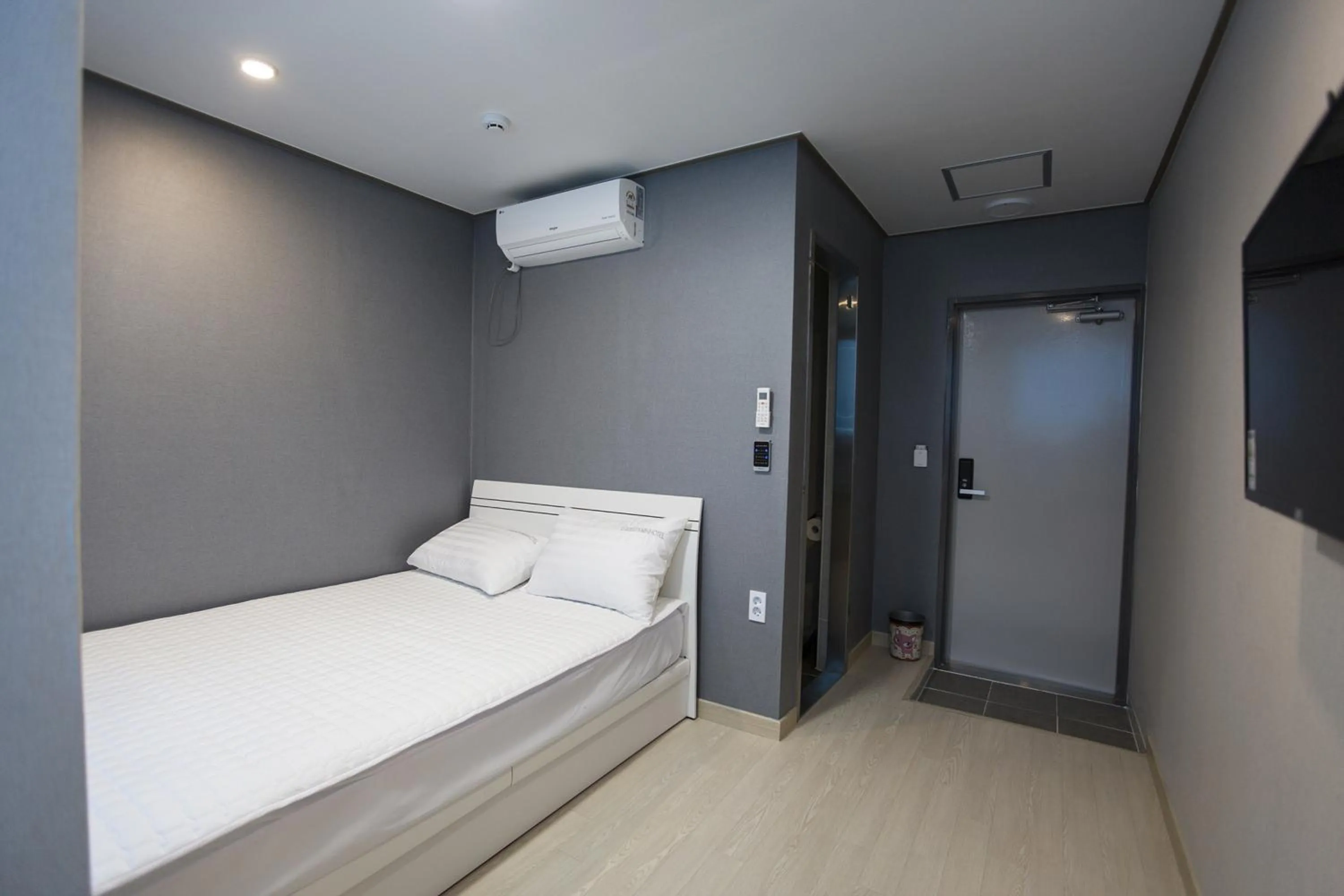 Shower, Bed in O'guest in Haeundae