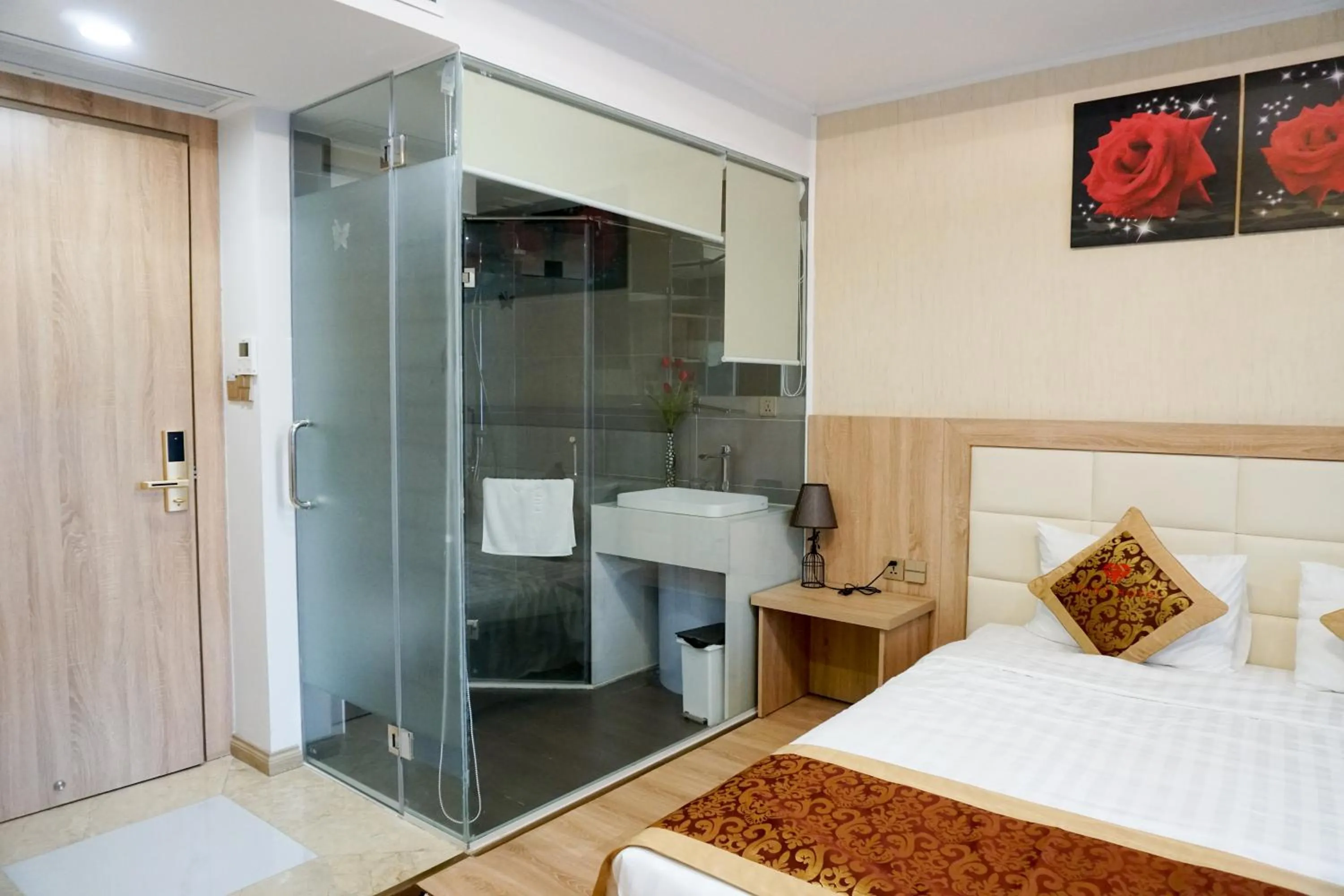 Bathroom, Bed in Ruby Hotel