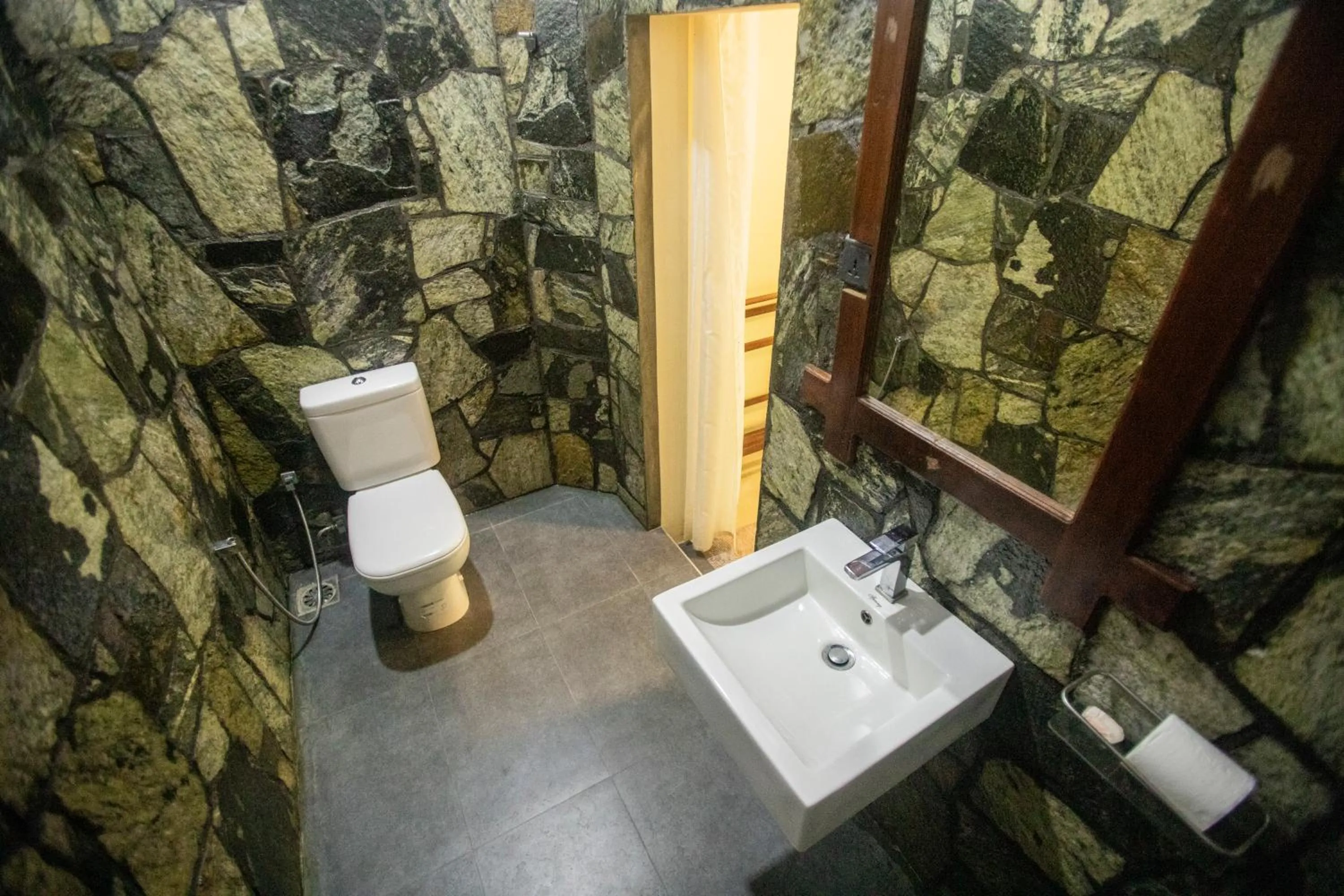 Shower in Evergreen Hotel Dambulla