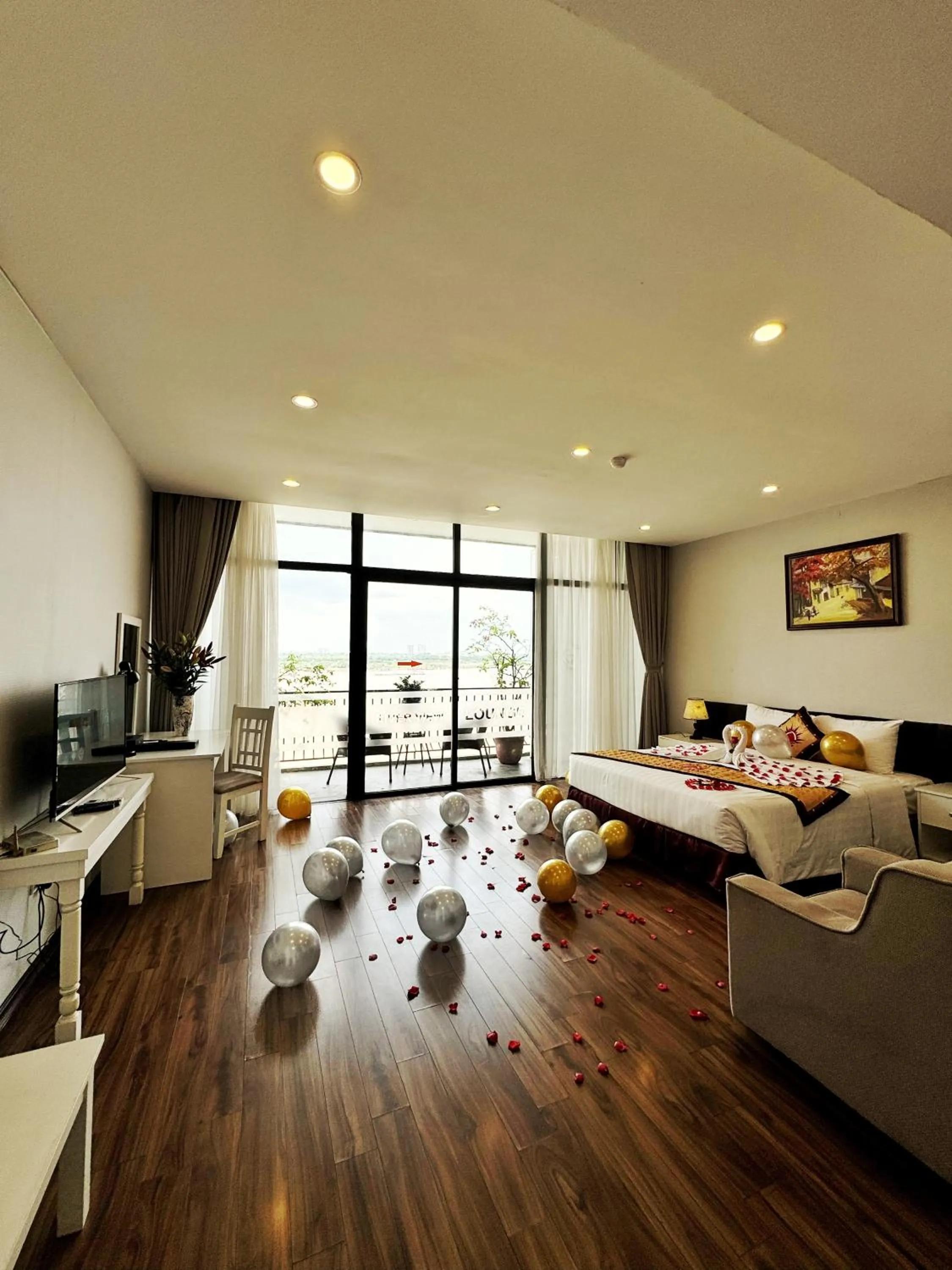 Bedroom, Bed in Sunrise Hanoi Hotel