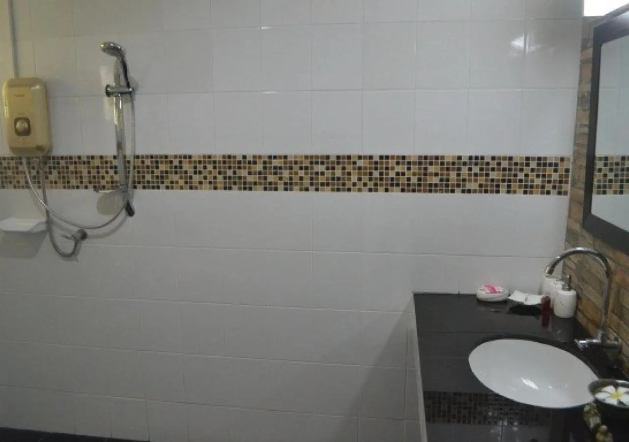 Shower in Sisatchanalai Heritage Resort