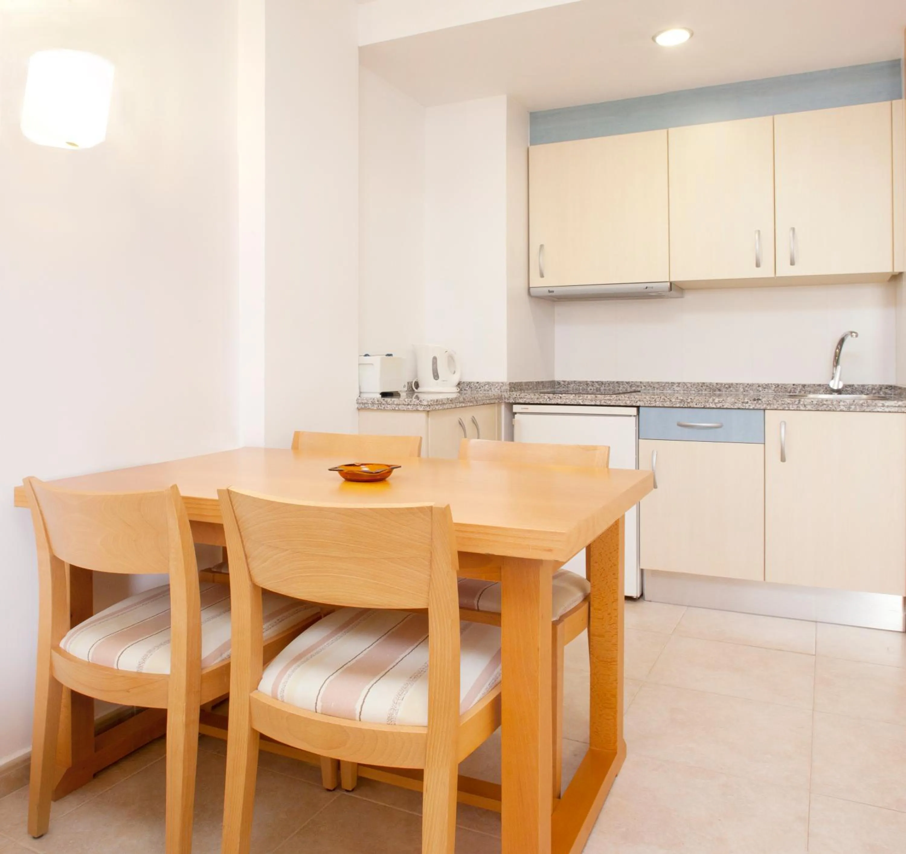 Kitchen or kitchenette in Apartamentos Mar y Playa
