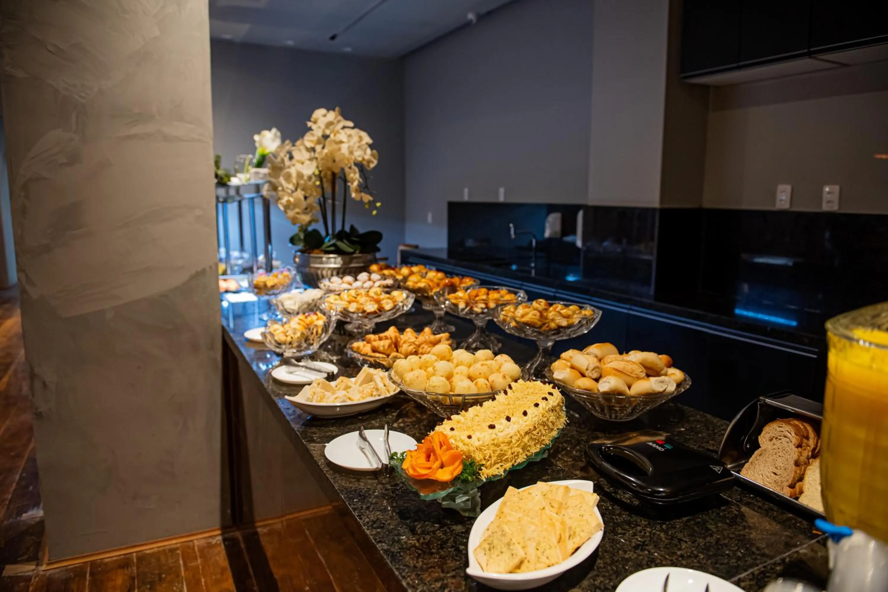 Buffet breakfast in San Diego Suítes Lourdes - OFICIAL