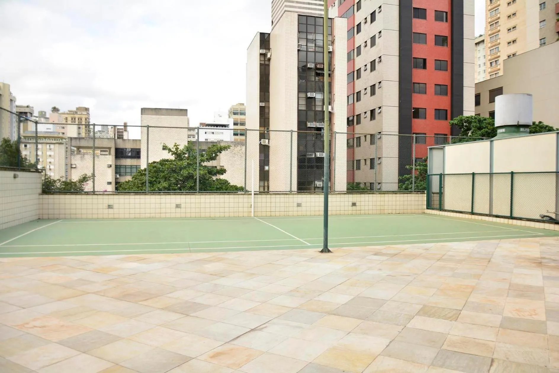 Tennis court in San Diego Suítes Lourdes - OFICIAL