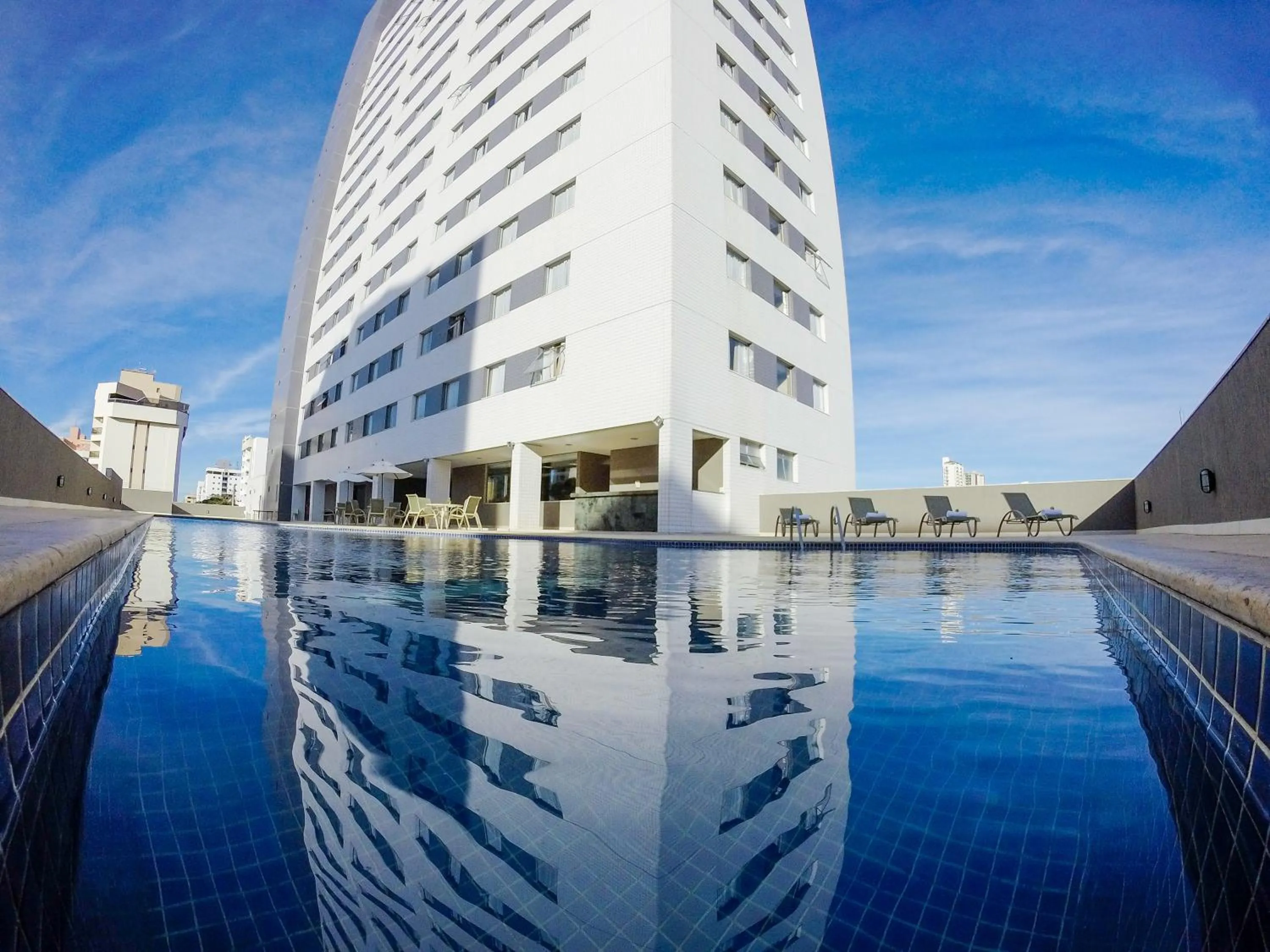 Swimming pool in Nobile Suítes Uberlândia