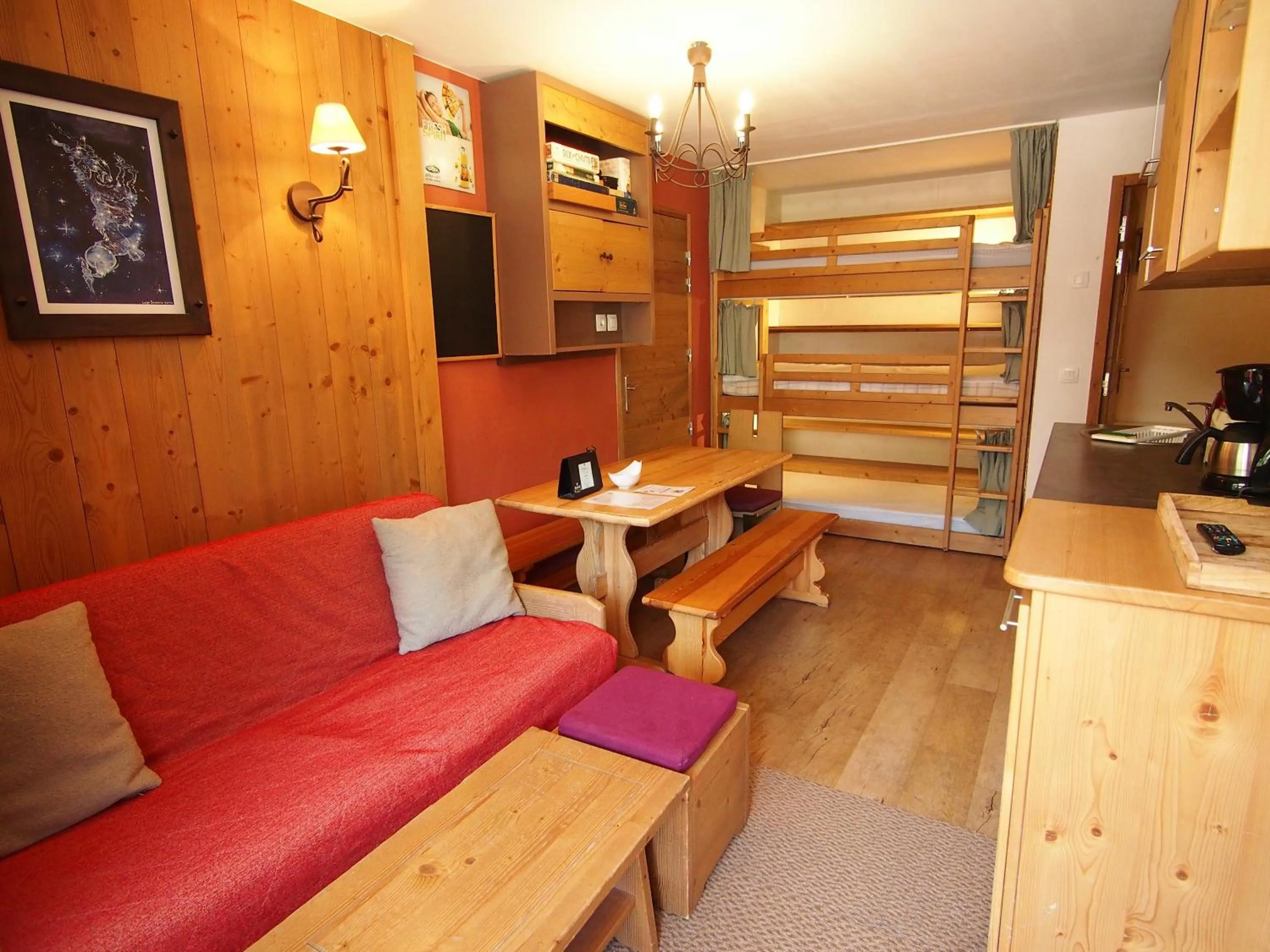 Living room in RisoulSki Antarès - Piscine et Sauna