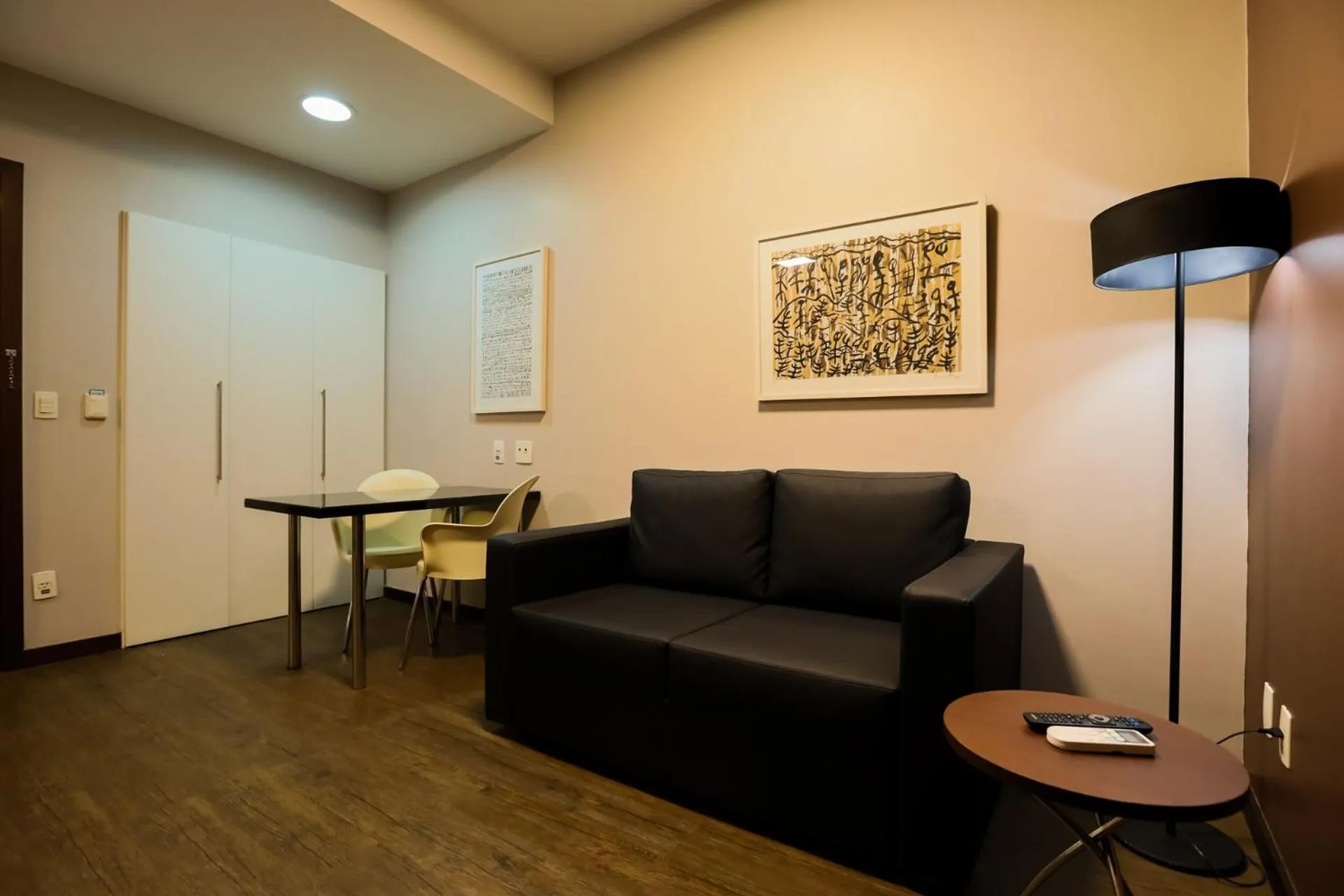 Seating area in San Diego Suites Ipatinga