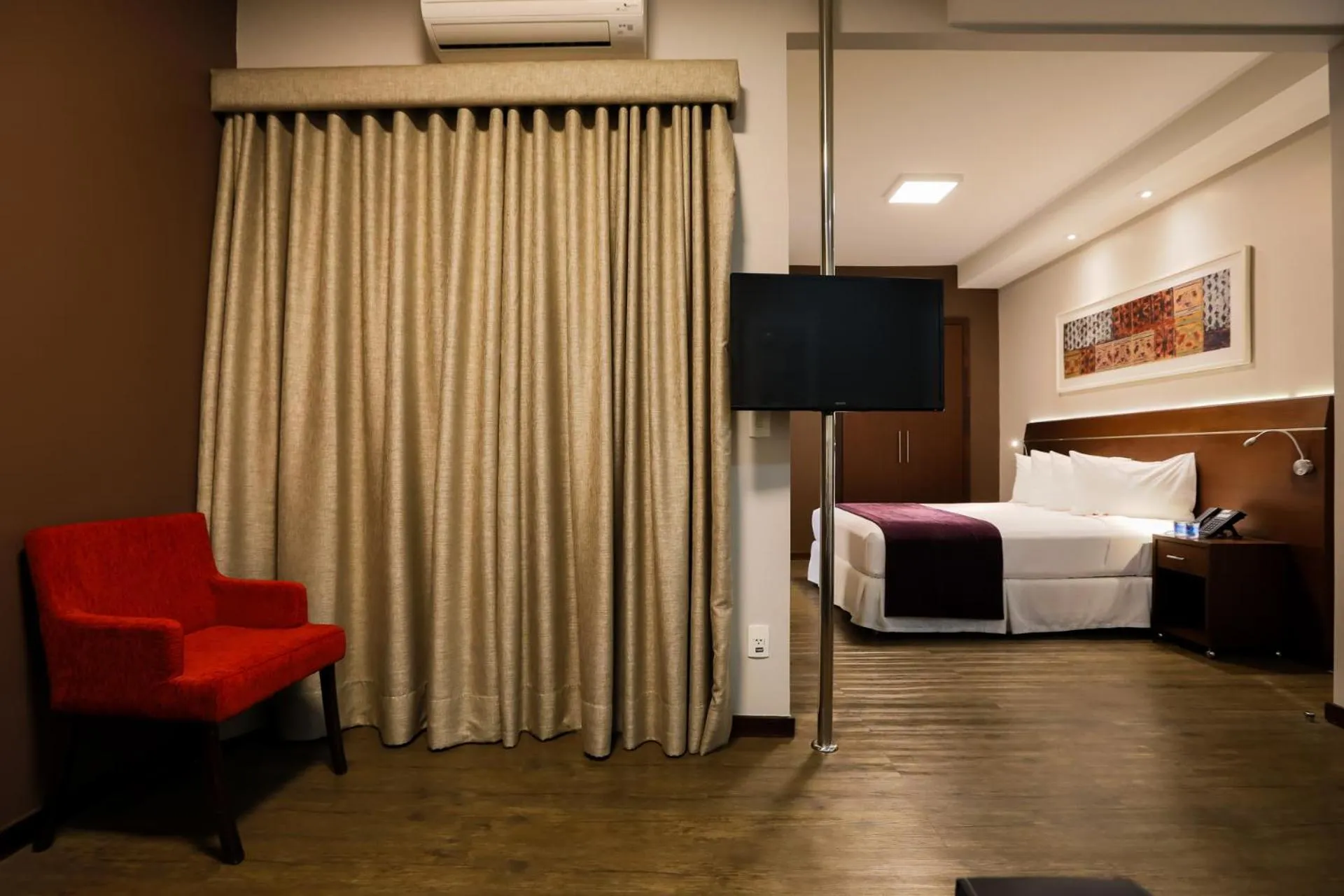 Photo of the whole room, Bed in San Diego Suites Ipatinga