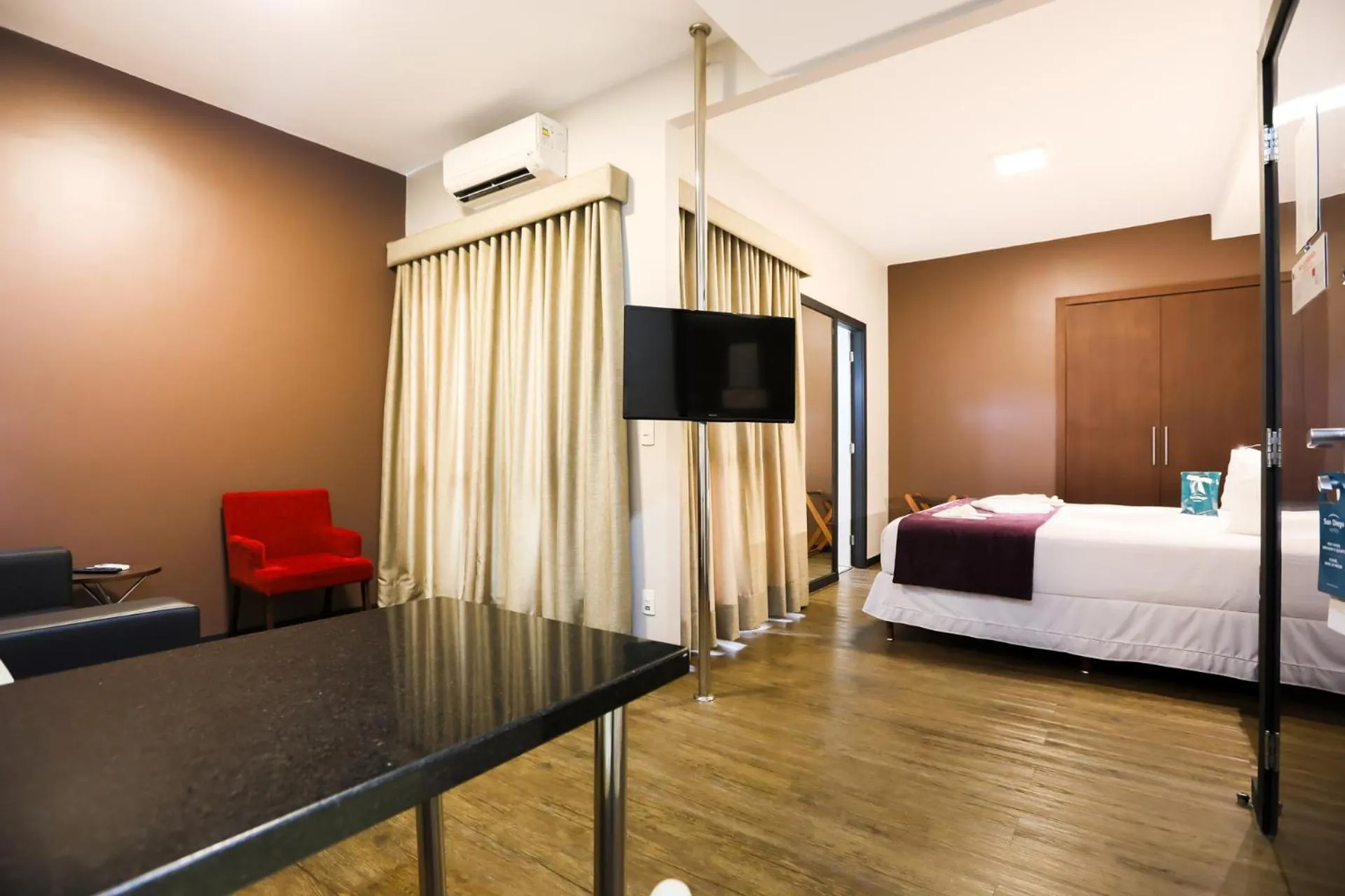 Photo of the whole room, Bed in San Diego Suites Ipatinga