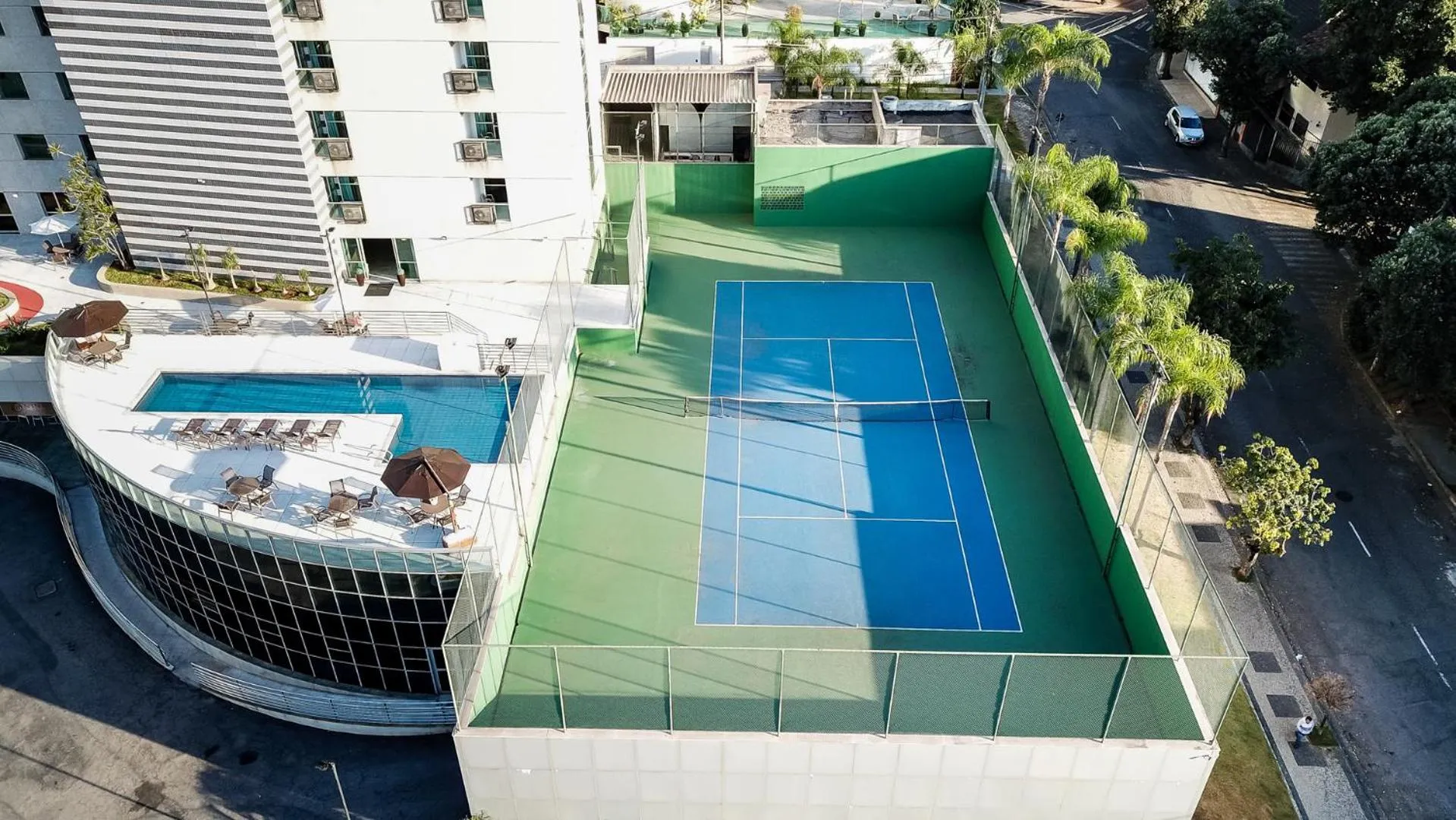 Tennis court in San Diego Suites Ipatinga