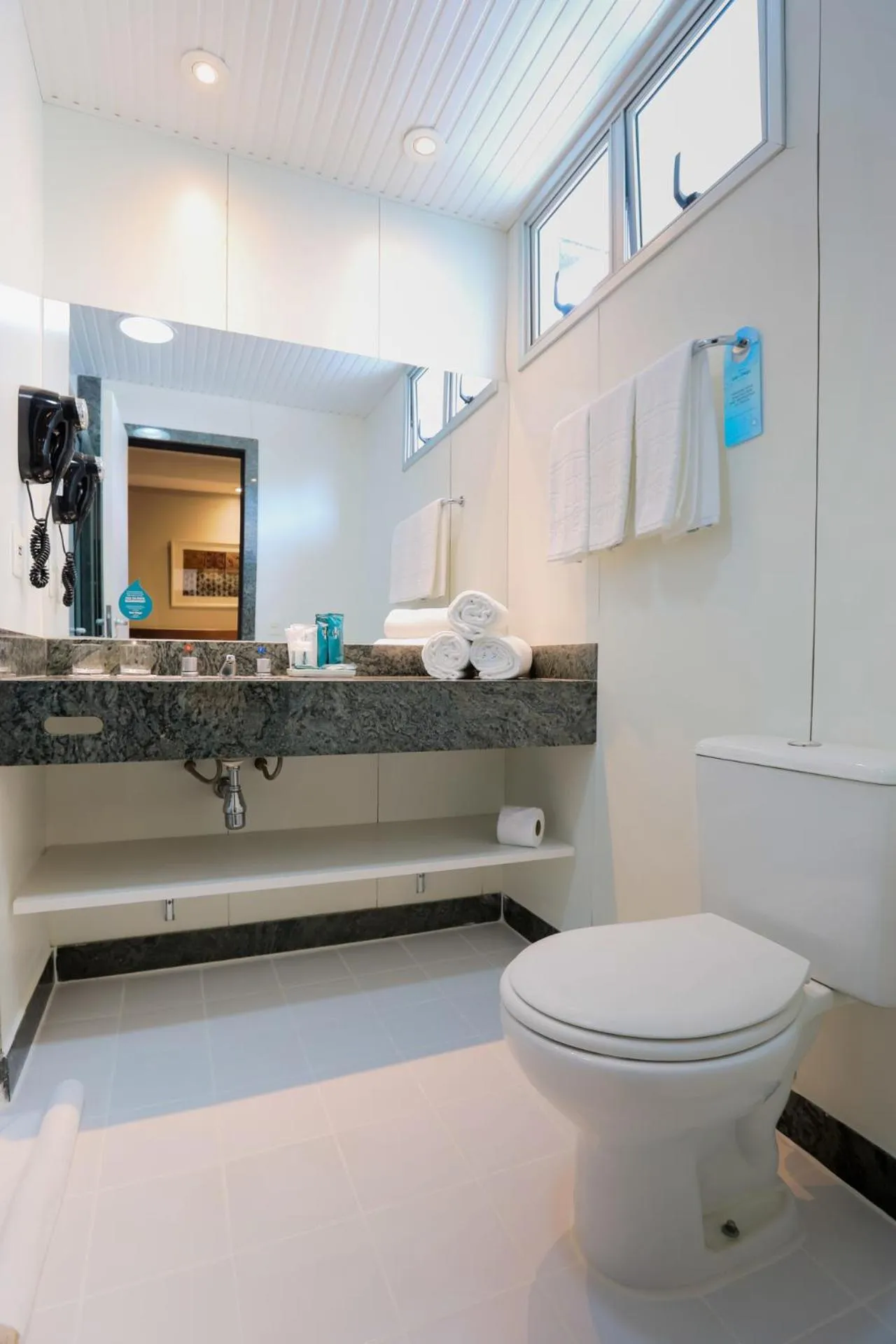 Bathroom in San Diego Suites Ipatinga