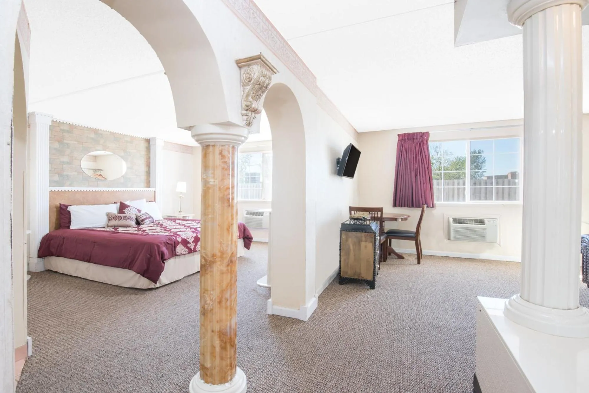 Hot Tub, Bed in Knights Inn and Suites - Grand Forks