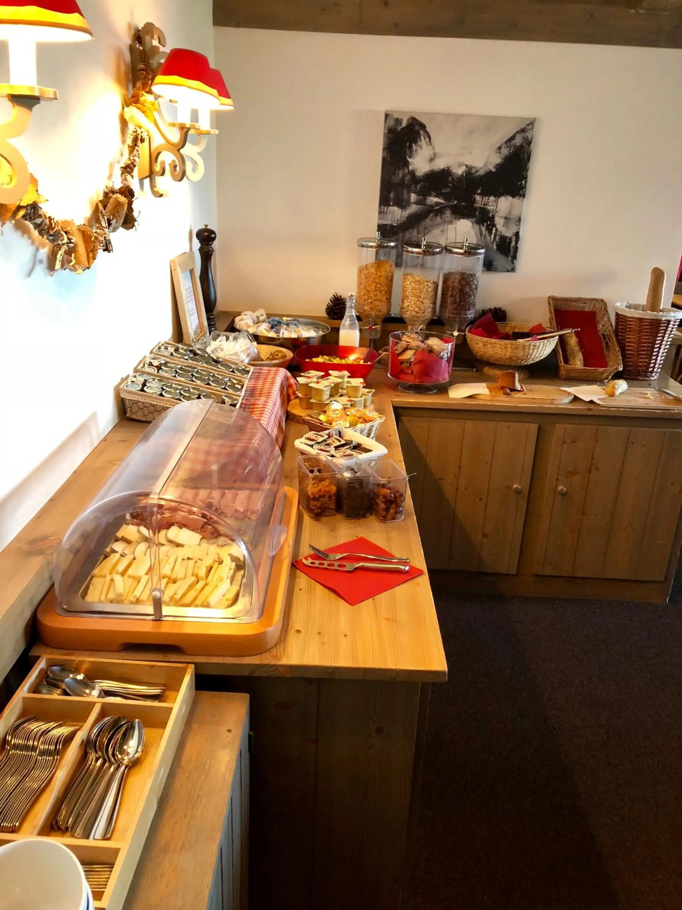 Buffet breakfast in Hôtel Arcadien