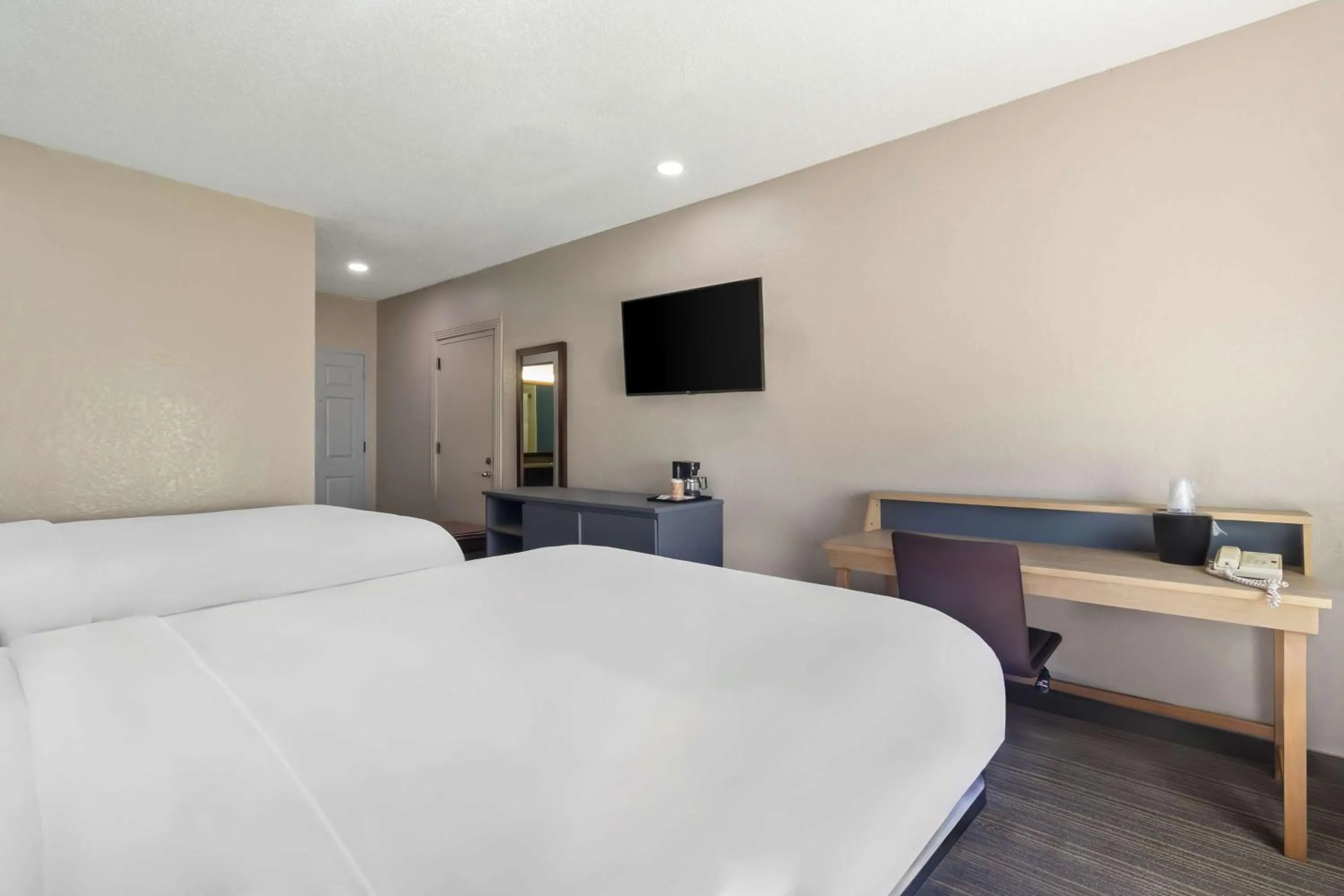 Bedroom, Bed in Sonesta Essential IAH Airport JFK Boulevard - Newly Renovated