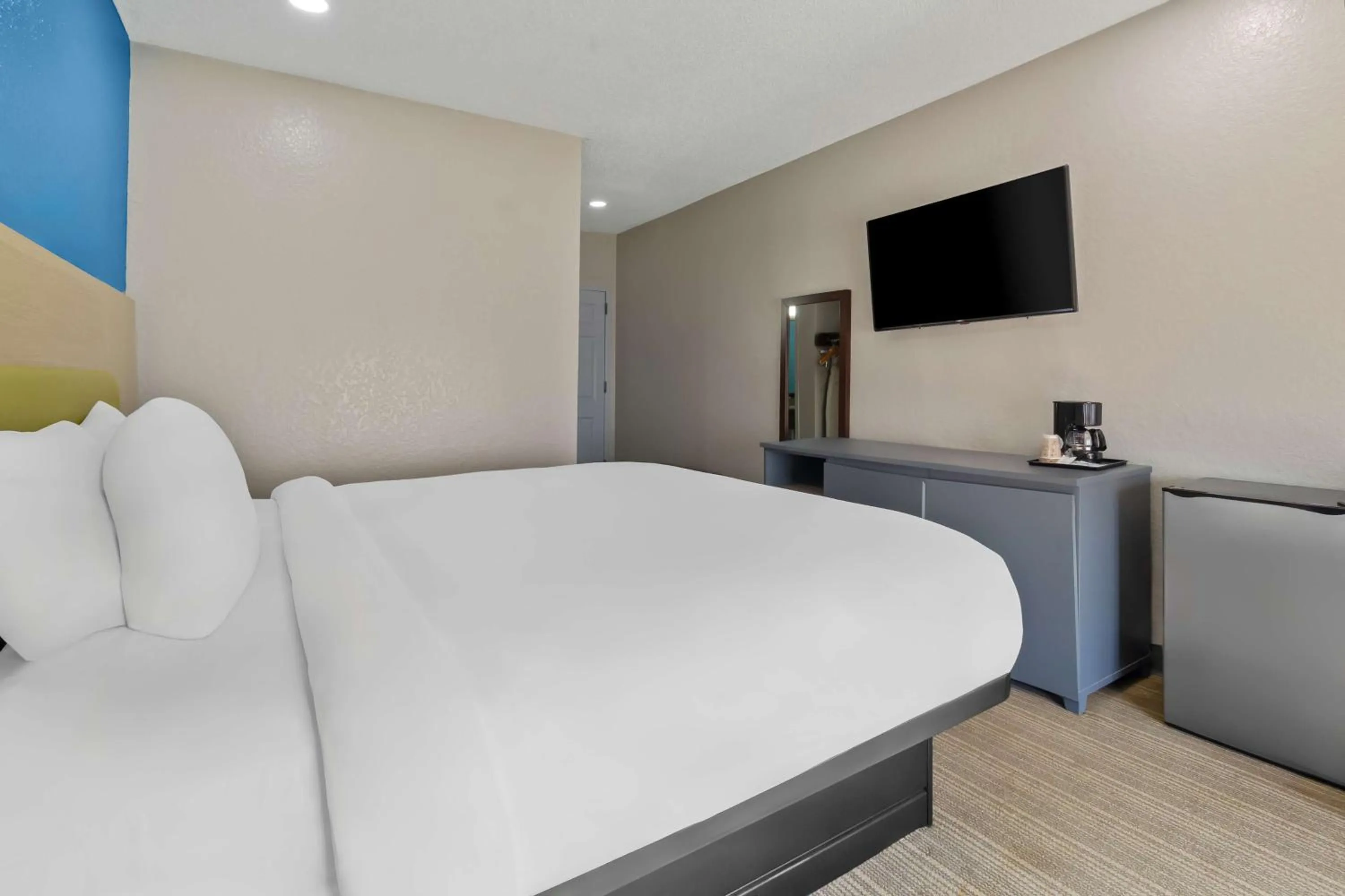 Bedroom, Bed in Sonesta Essential IAH Airport JFK Boulevard - Newly Renovated