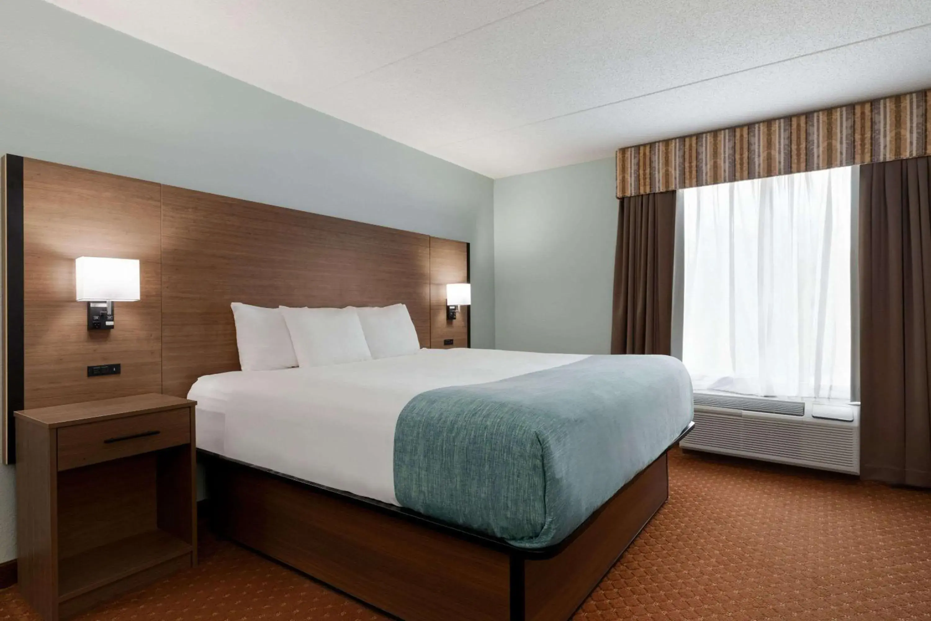 Deluxe King Room - Disability Access - Non-Smoking in Wingate by Wyndham Louisville East Deluxe King Room - Disability Access - Non-Smoking in Wingate by Wyndham Louisville East