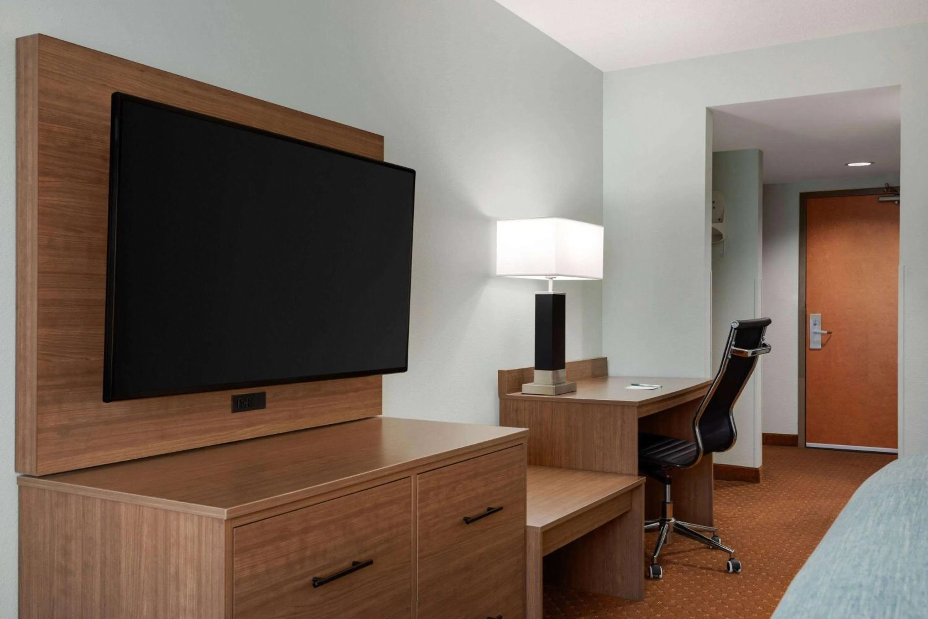 Photo of the whole room, Bed in Wingate by Wyndham Louisville East