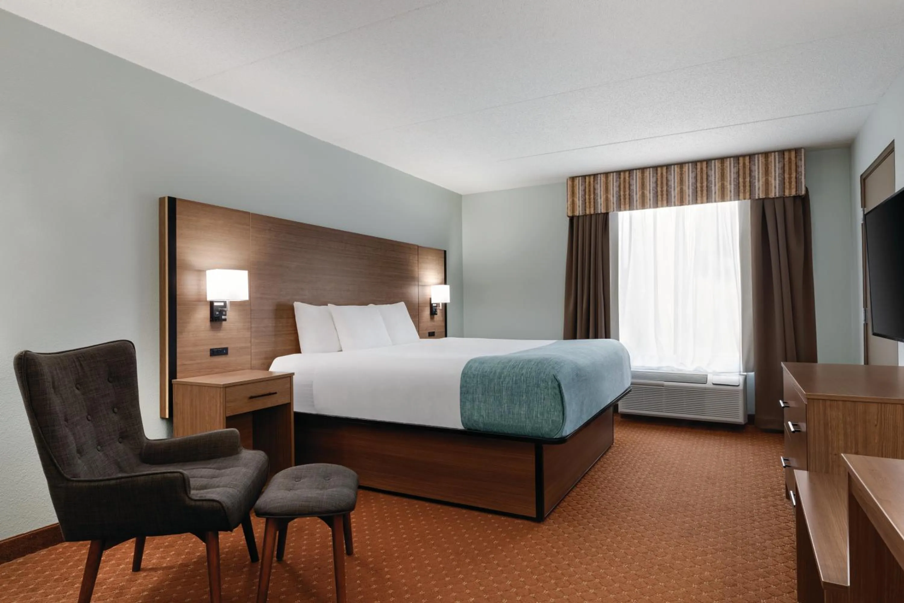Guests, Bed in Wingate by Wyndham Louisville East