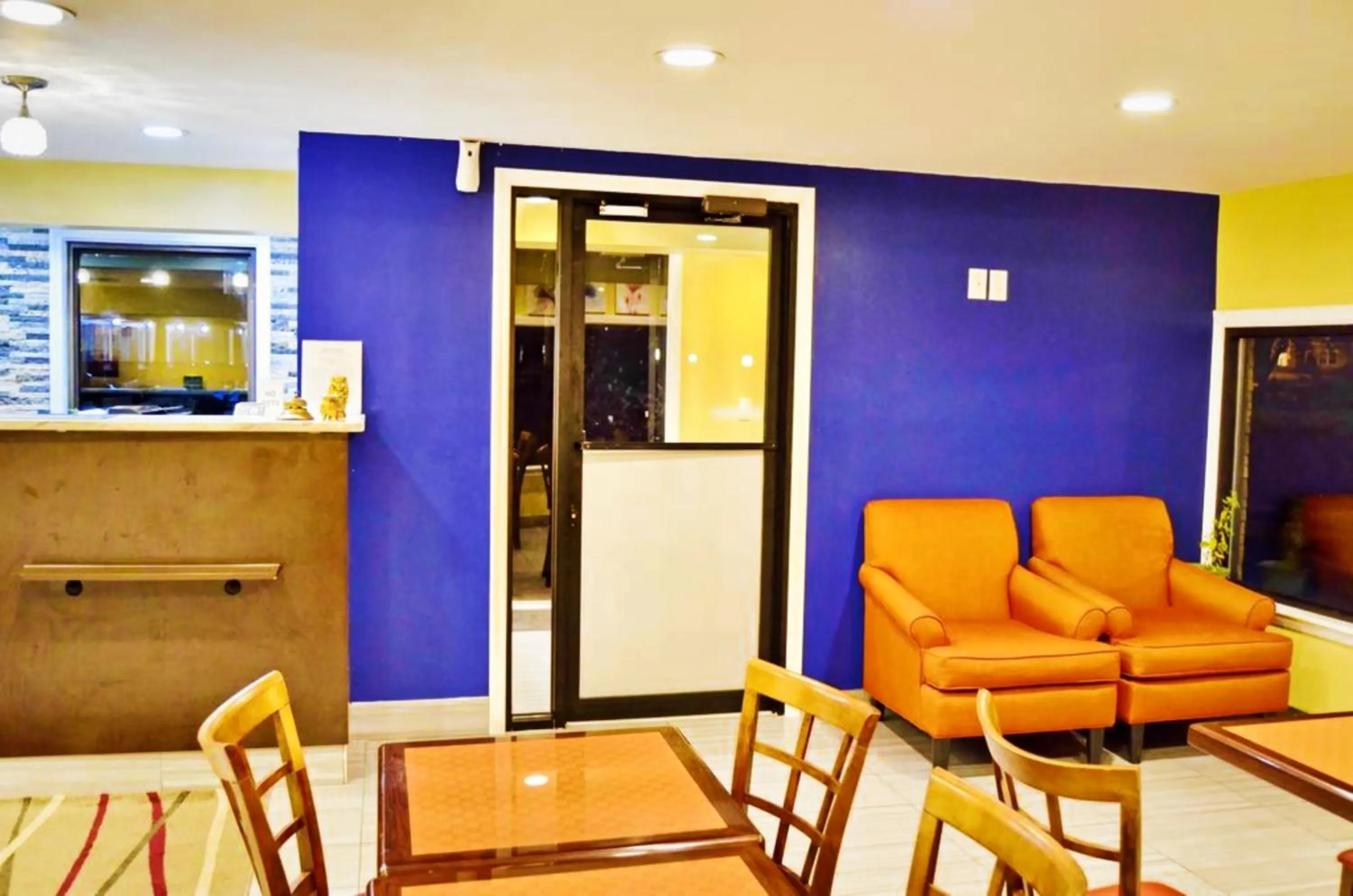 Seating area in Flagship Inn & Suites