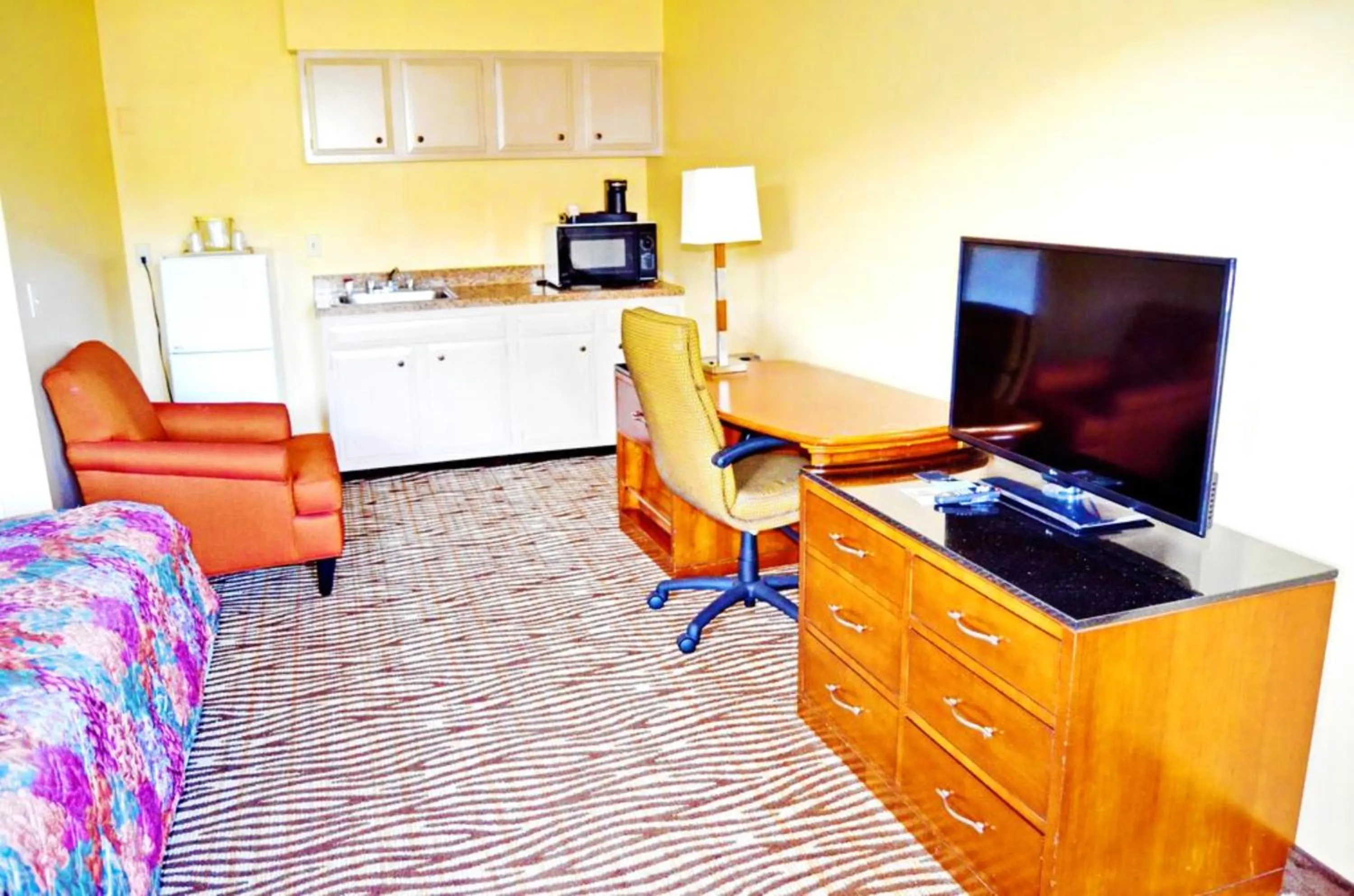 TV and multimedia in Flagship Inn & Suites