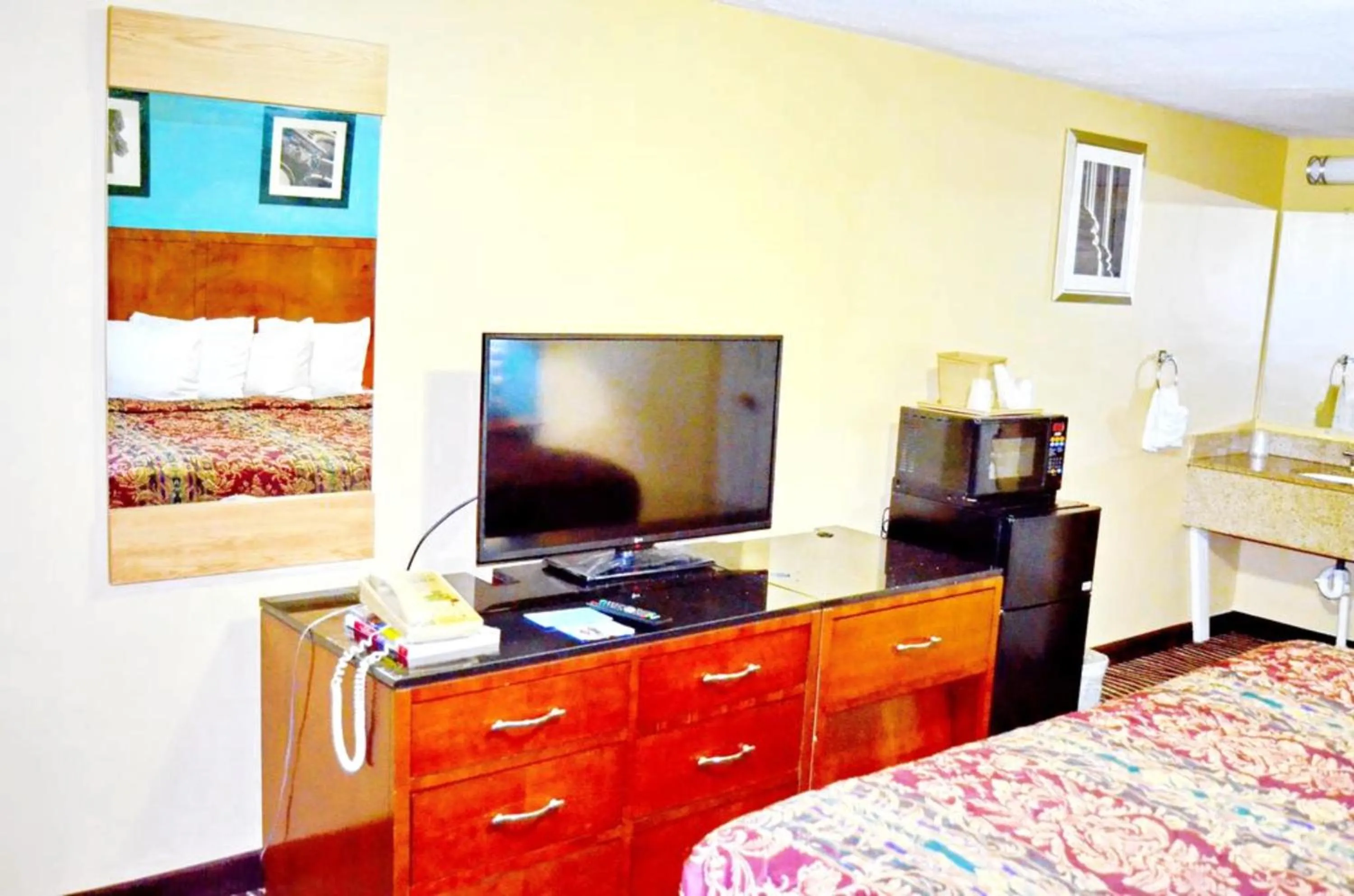 TV and multimedia, Bed in Flagship Inn & Suites