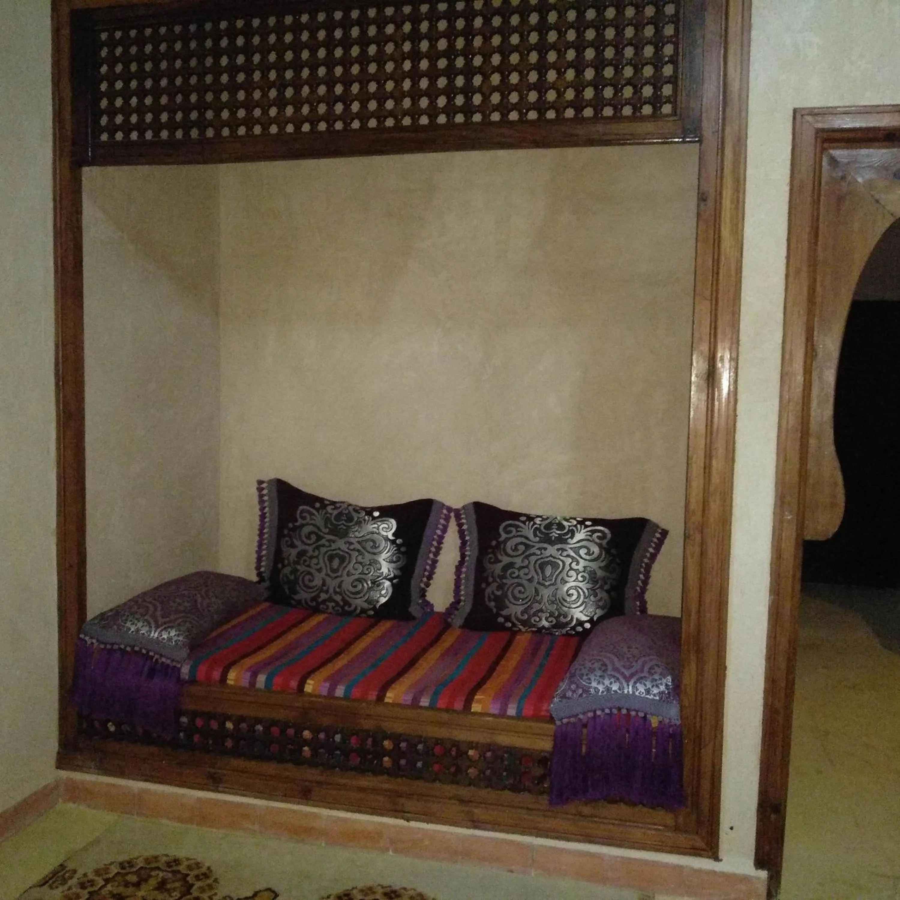 Living room, Bed in Chambre d'hôtes aya