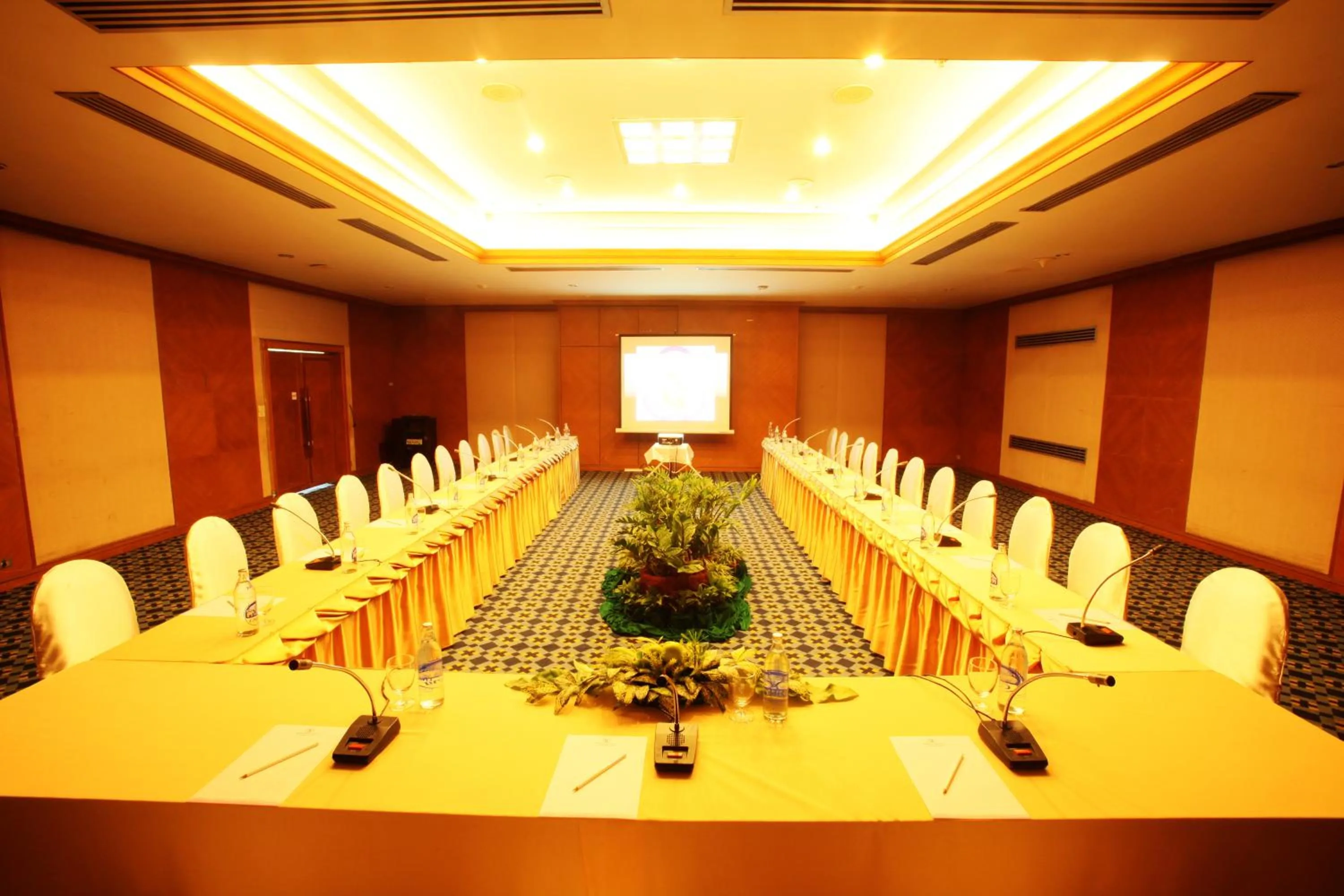 Meeting/conference room in Thumrin Thana Hotel