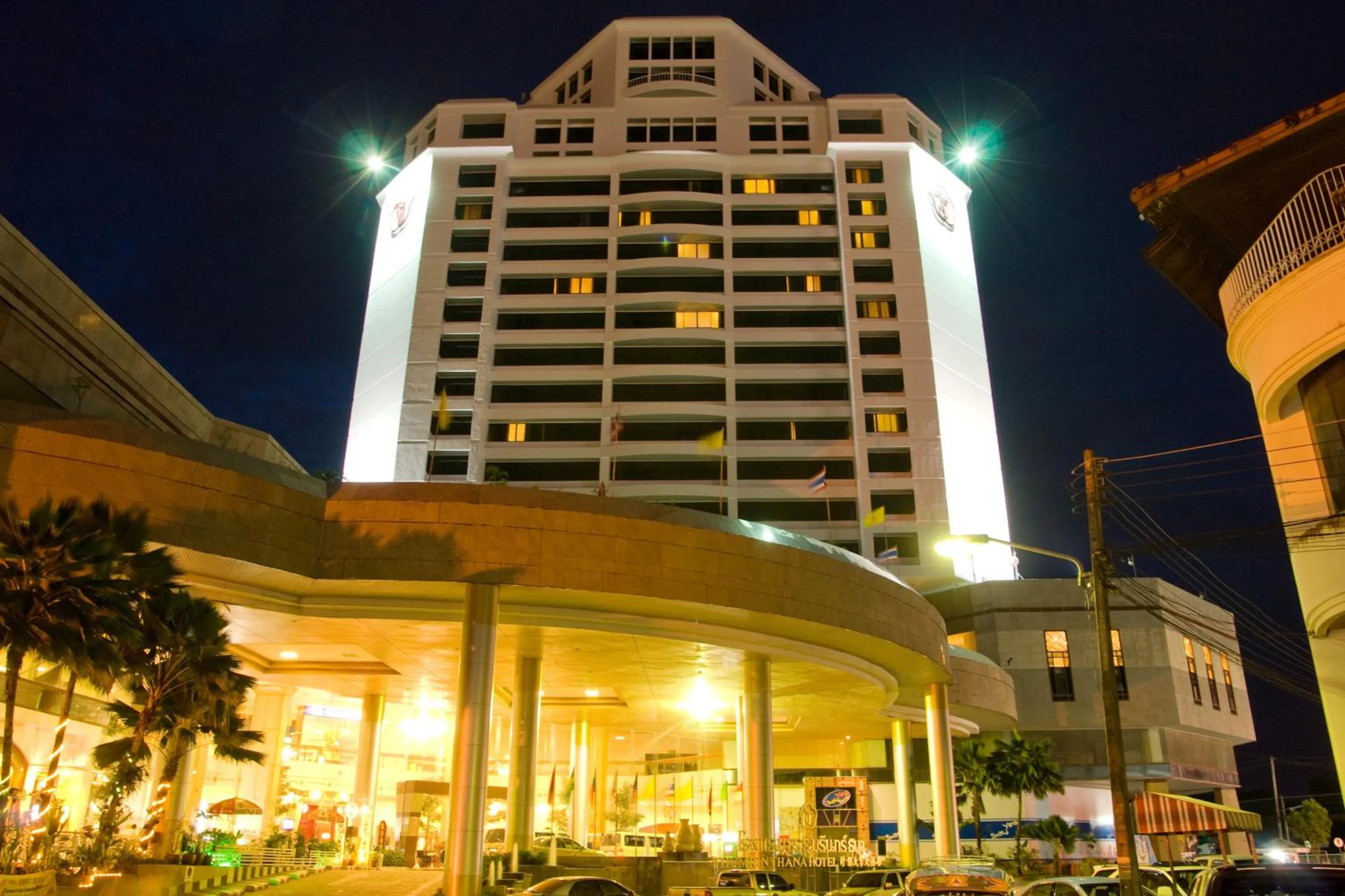 Property building in Thumrin Thana Hotel