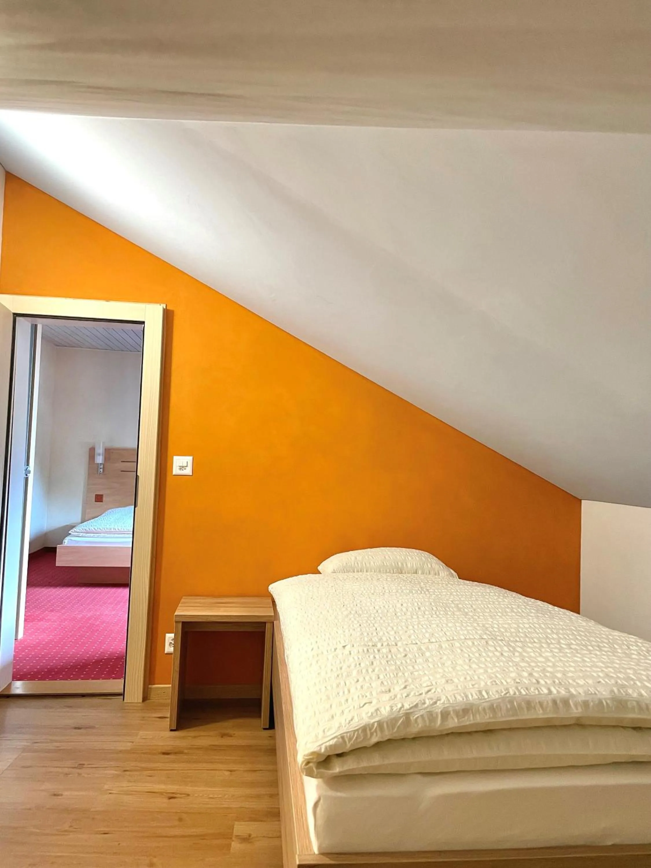 Photo of the whole room, Bed in Boutique und Bier Hotel des alpes