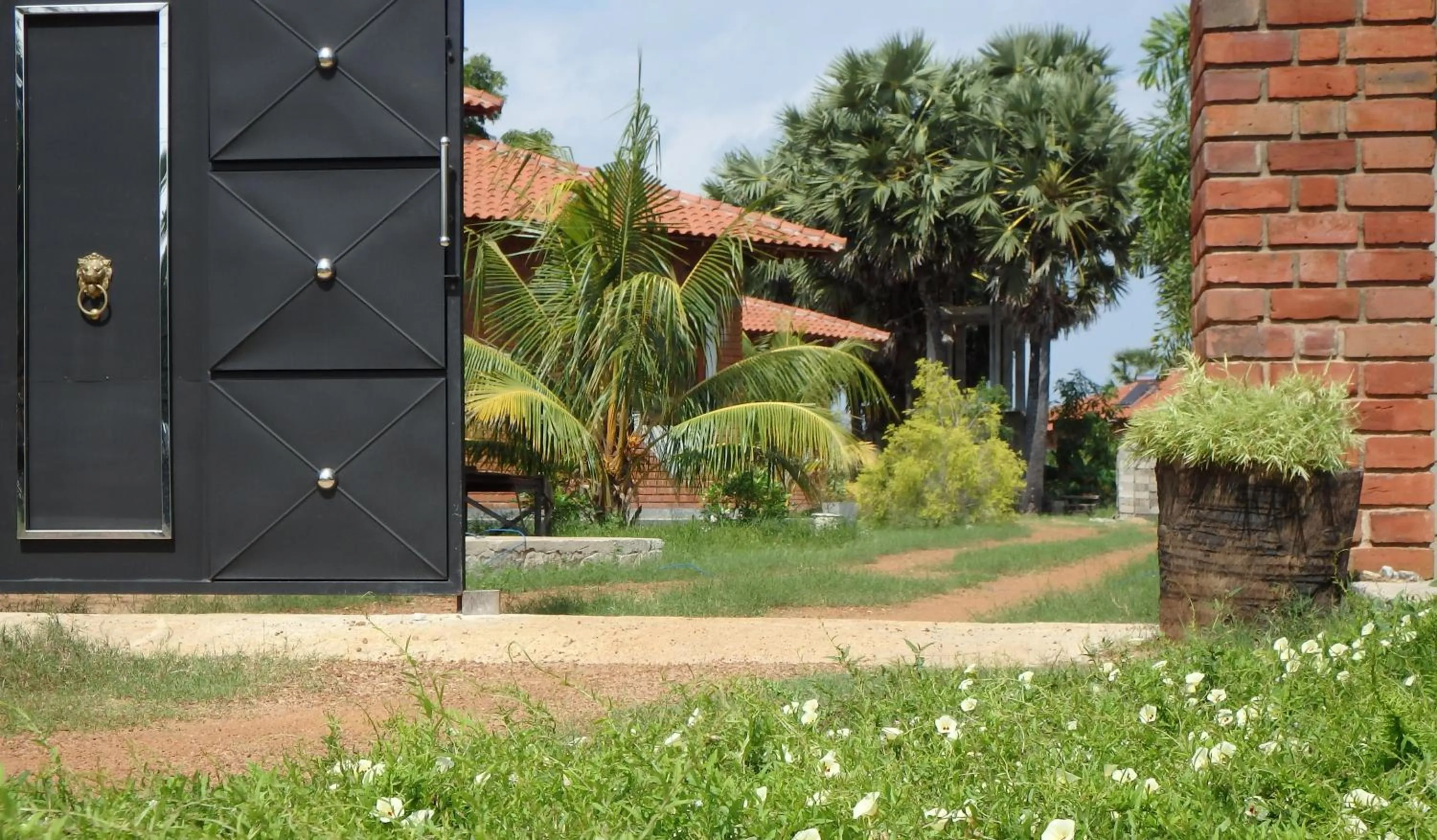 Facade/entrance in Aki Villa