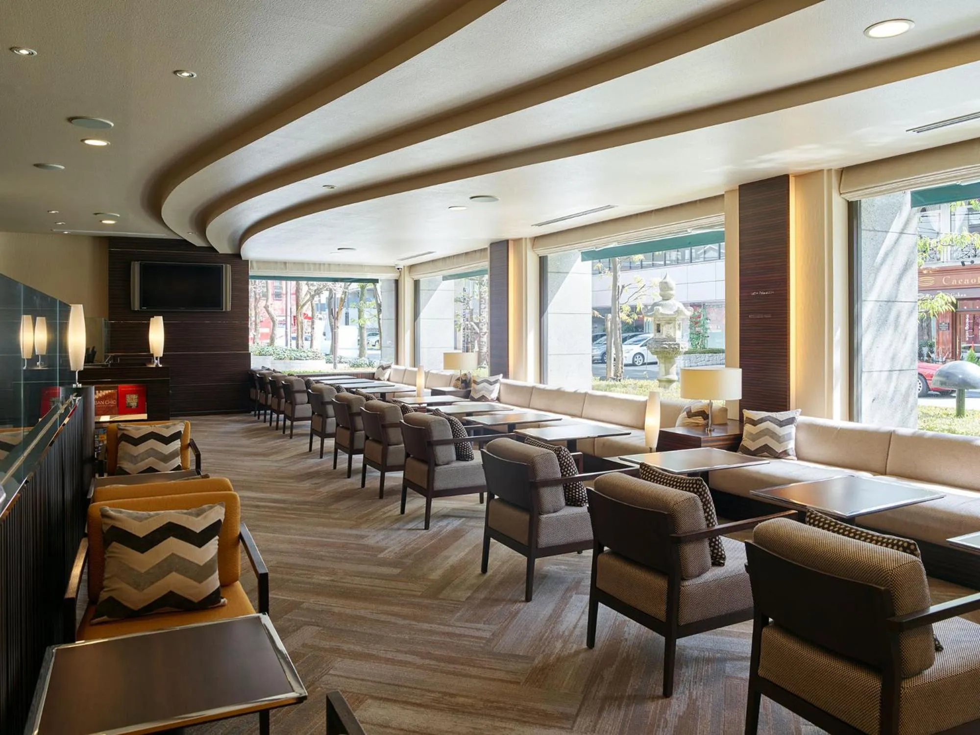 Communal lounge/ TV room, Restaurant/Places to Eat in Mitsui Garden Hotel Osaka Yodoyabashi