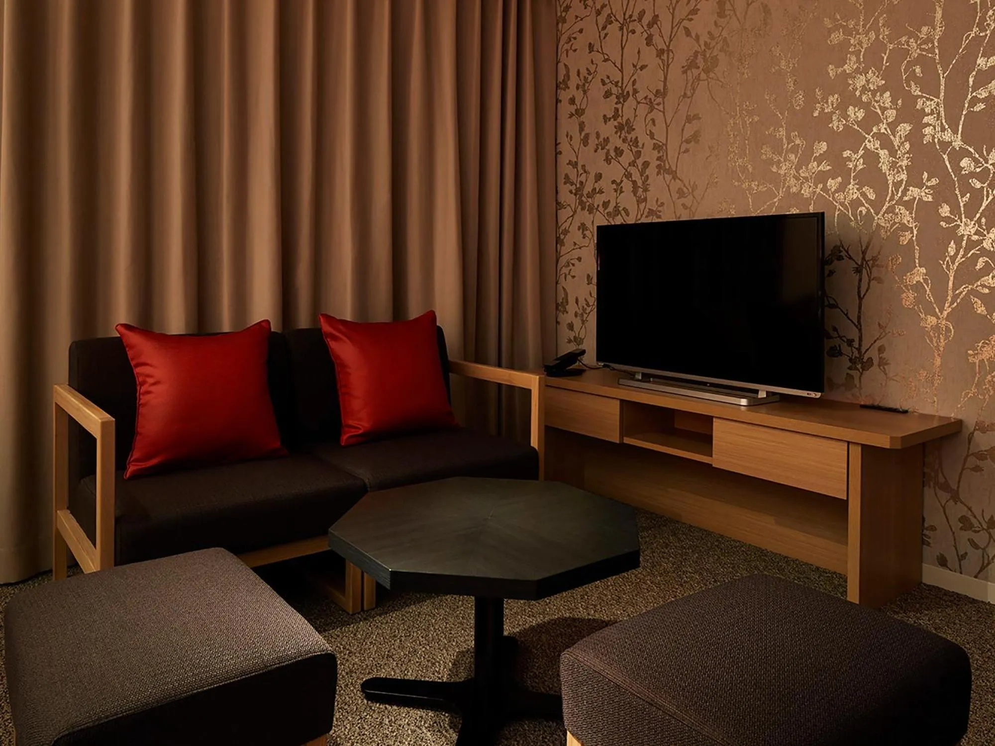 Photo of the whole room, Seating Area in Mitsui Garden Hotel Kyoto Sanjo