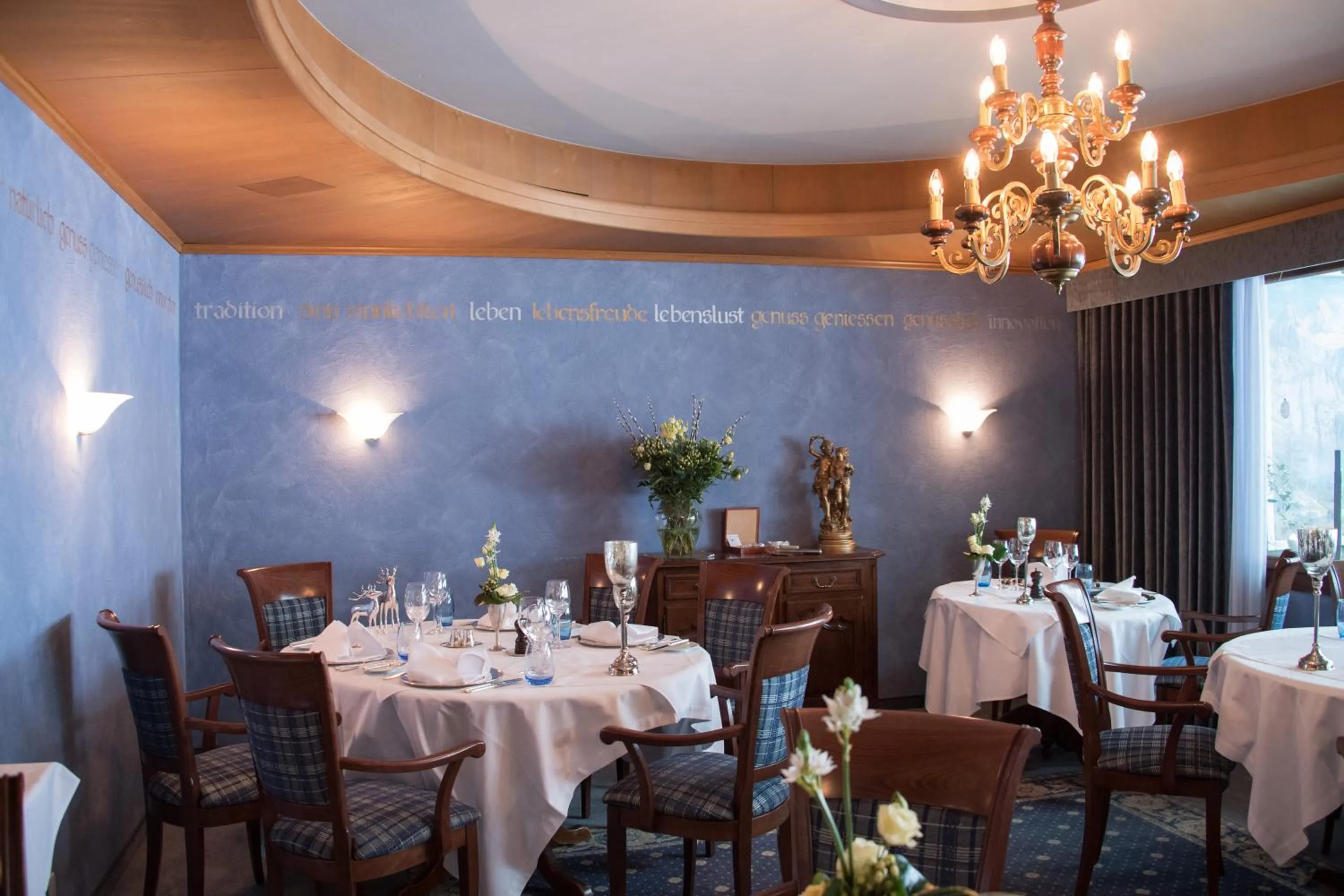 Restaurant/places to eat in Waldhotel Doldenhorn