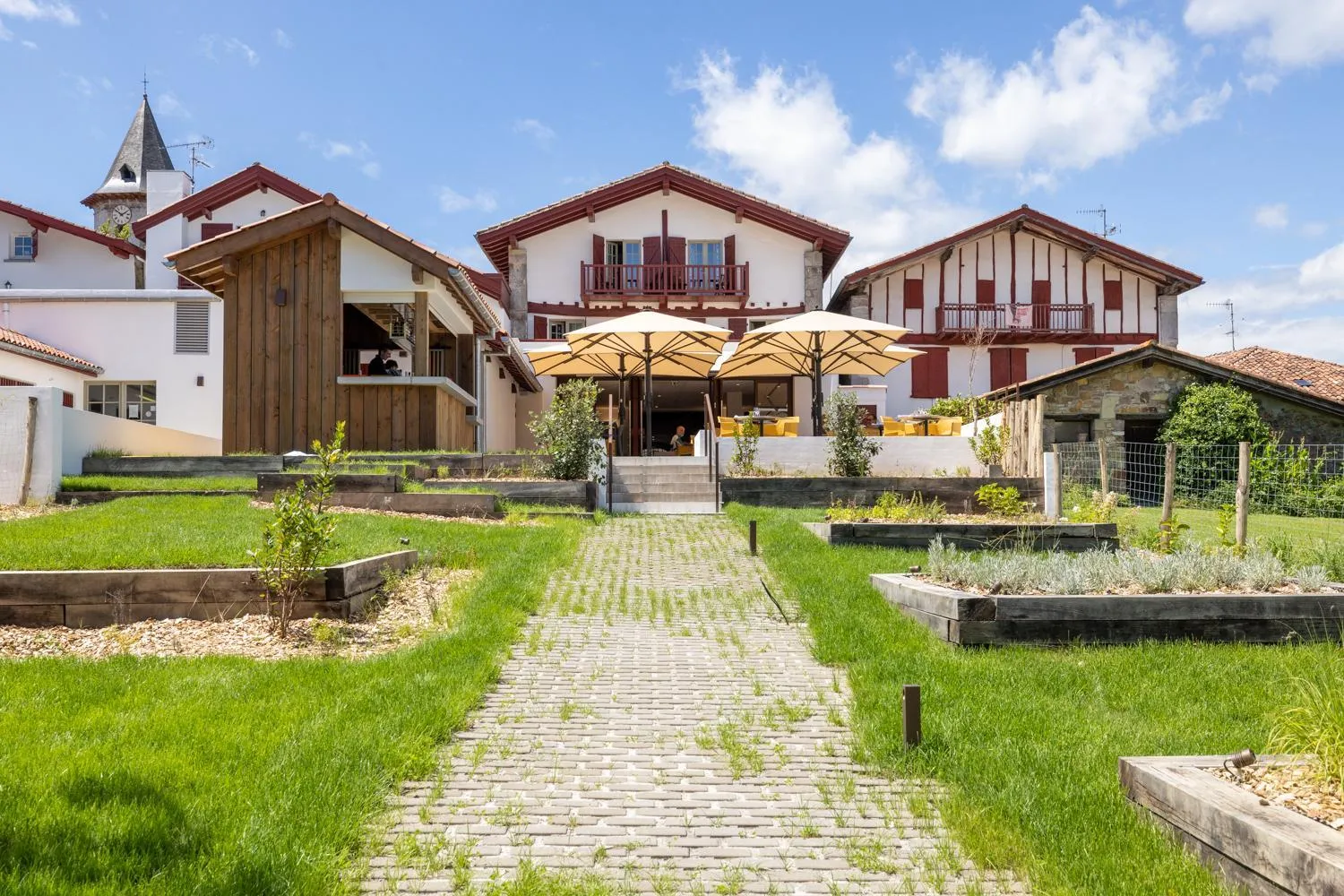 Patio in Hôtel Restaurant & Spa La Maison Oppoca