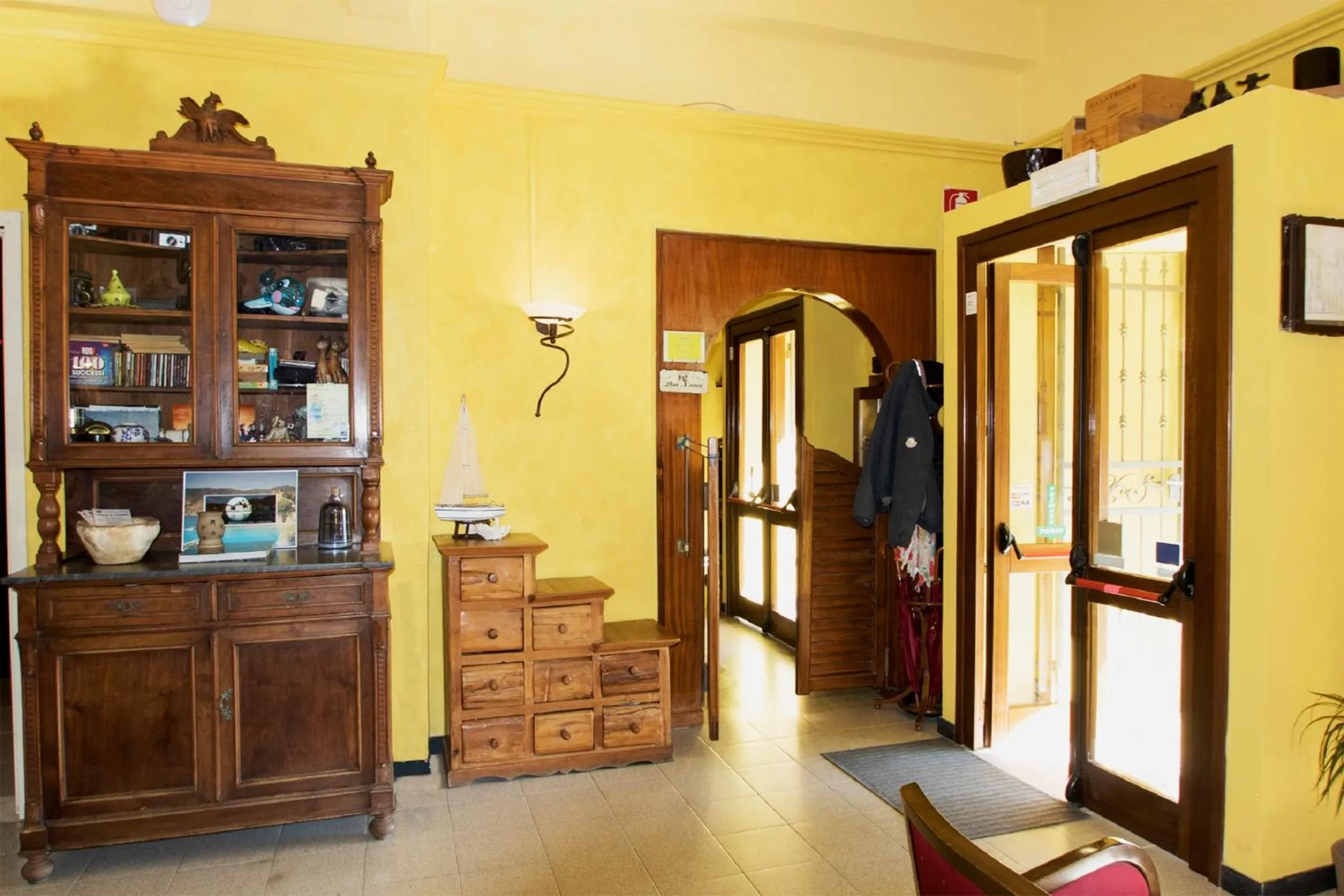 Communal lounge/ TV room in Hotel Baia