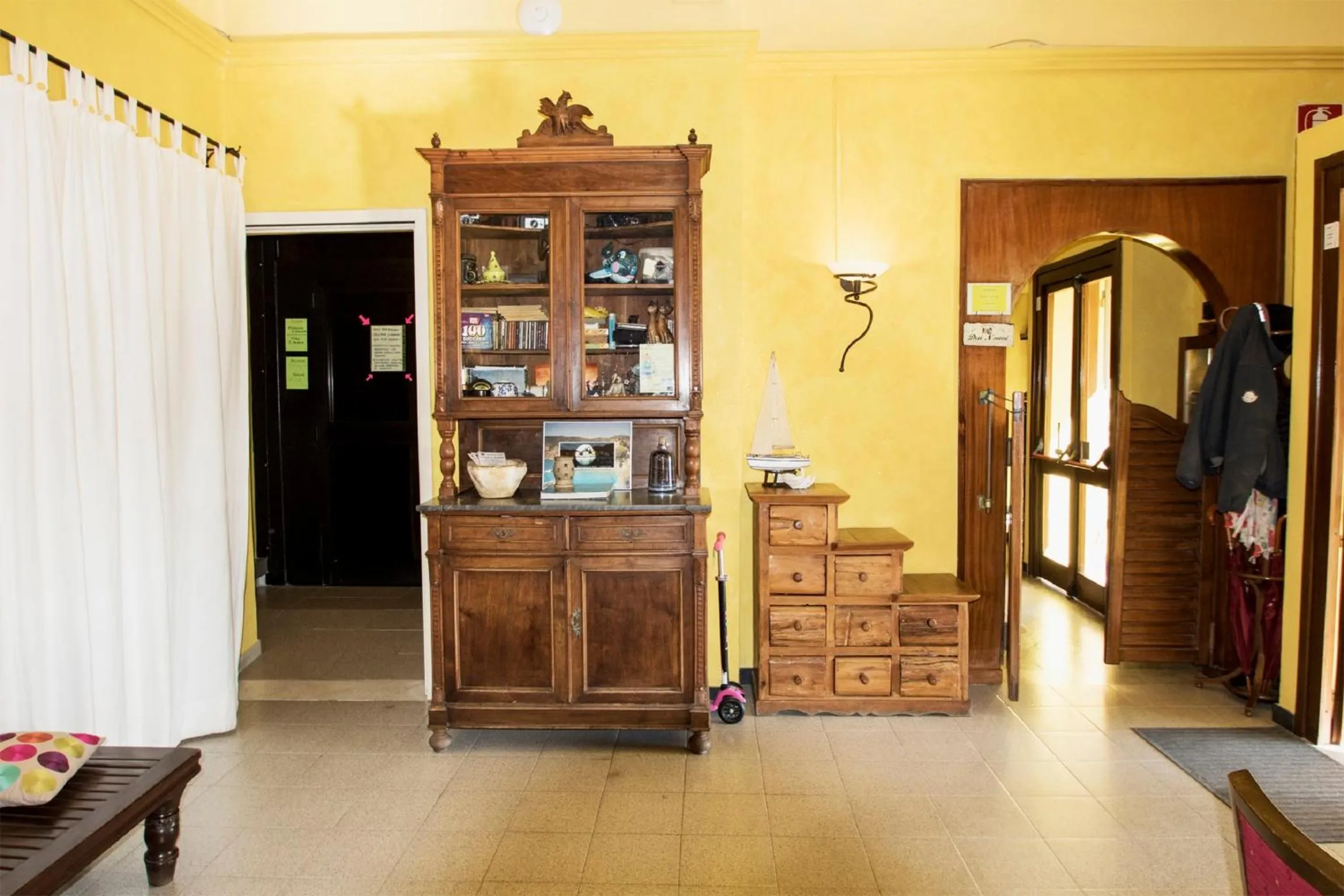 Communal lounge/ TV room in Hotel Baia