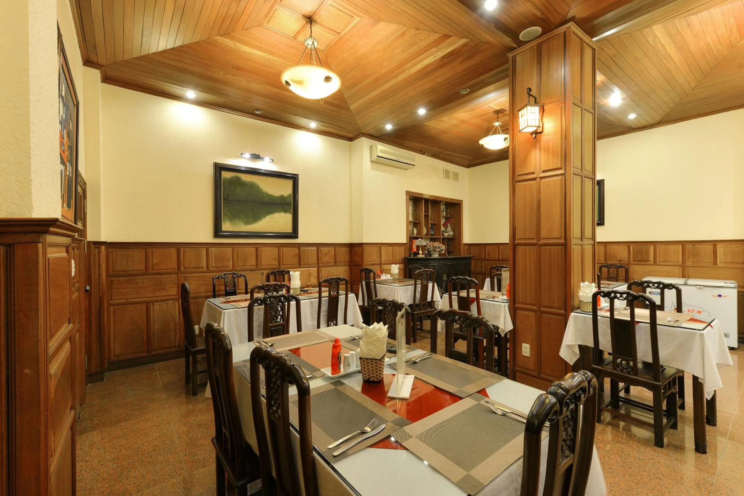 Restaurant/places to eat in Lucky 2 Hotel & Travel