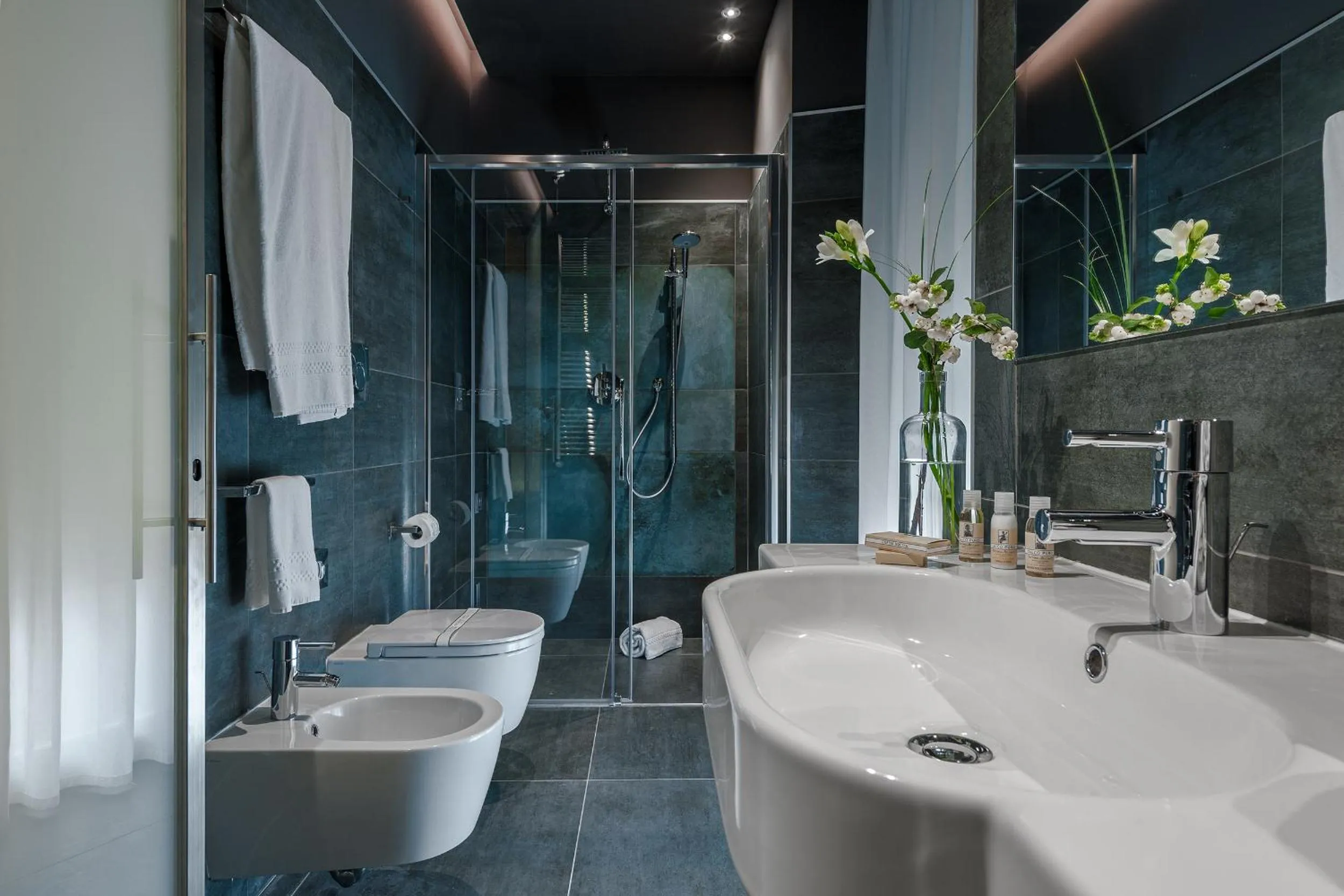 Shower in Air Suite Verona - Adults Only