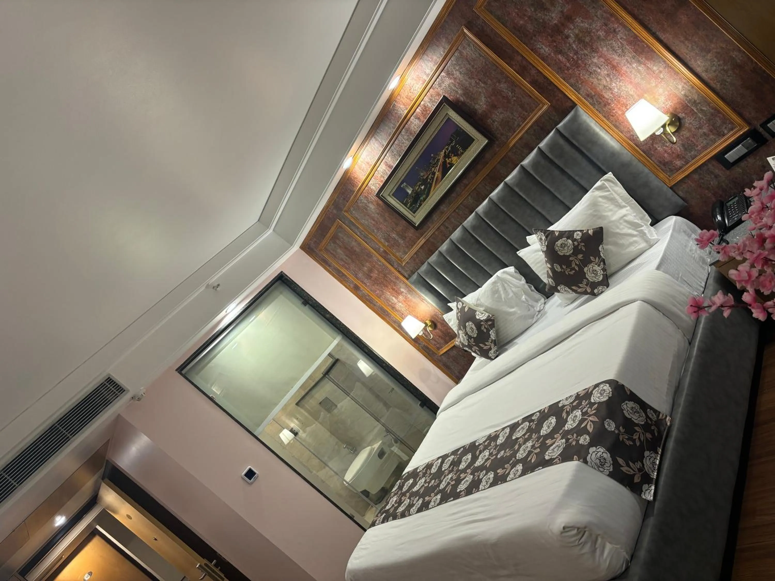 Bed in Dee Marks Airport Hotel & Resorts