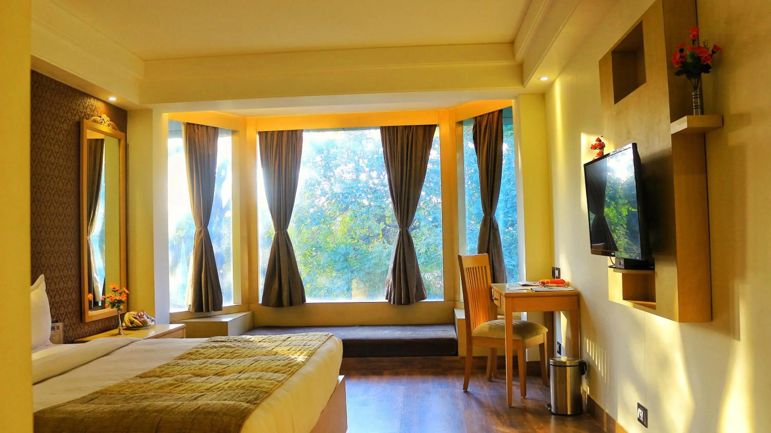 Photo of the whole room, Bed in Dee Marks Airport Hotel & Resorts