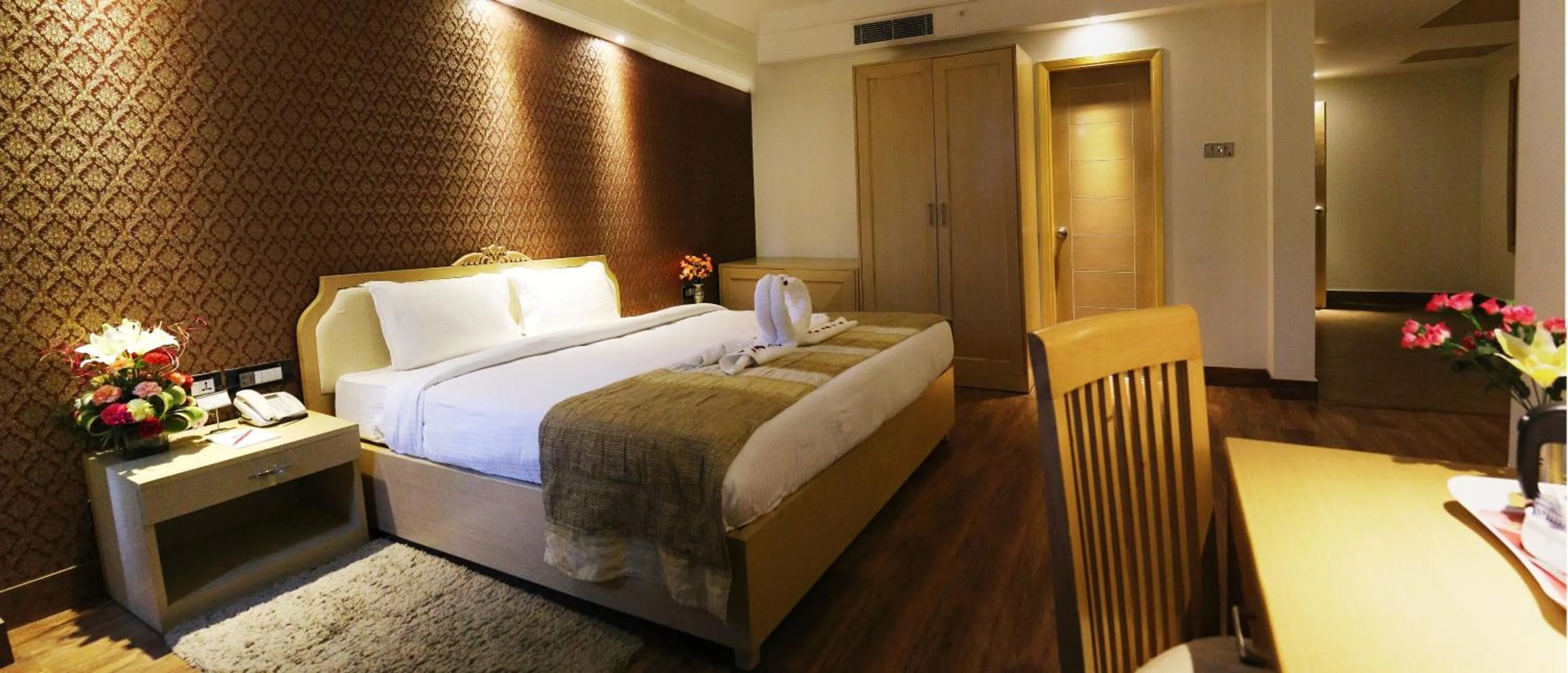 Property building, Bed in Dee Marks Airport Hotel & Resorts