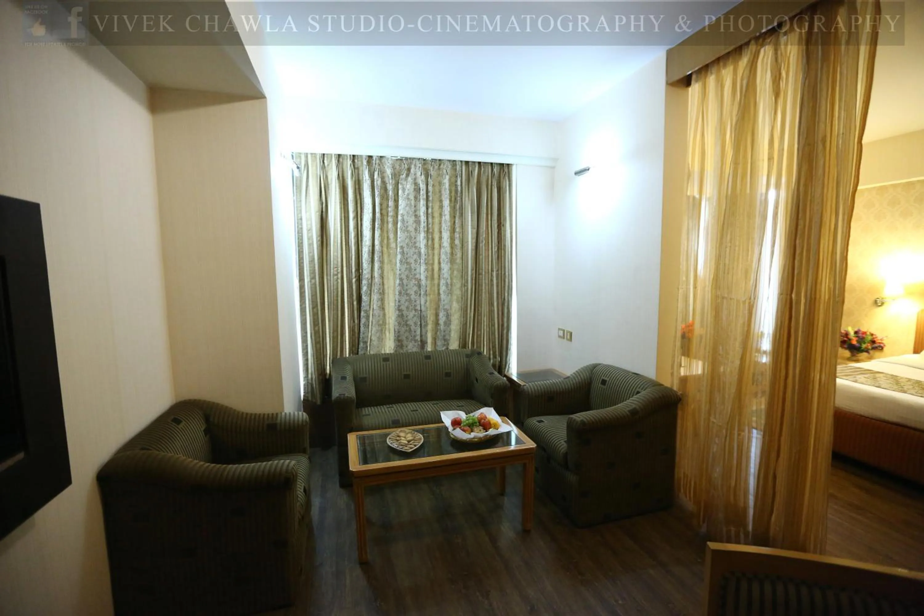 Living room, Bed in Dee Marks Airport Hotel & Resorts